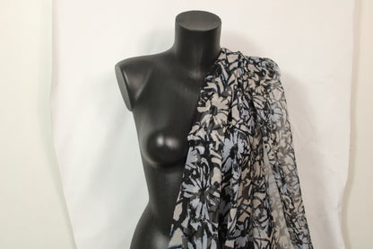 Tissu mousseline de soie- imprimé fleurs abstraites - bleu, gris et noir - photo 3/5 | So Tissus