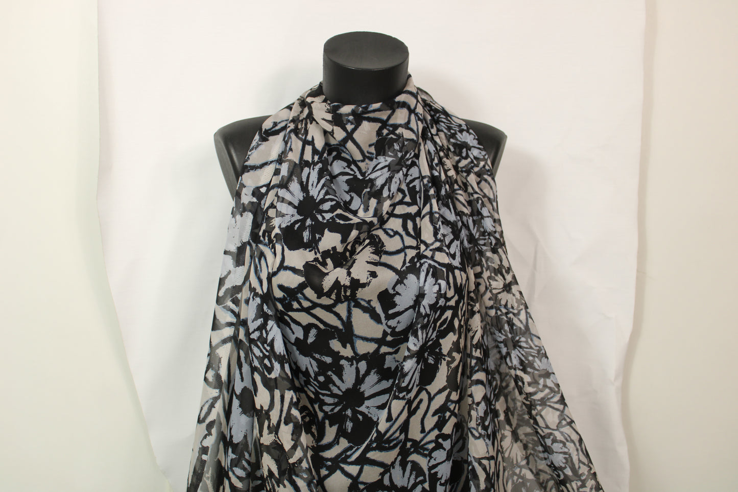 Tissu mousseline de soie- imprimé fleurs abstraites - bleu, gris et noir - photo 4/5 | So Tissus