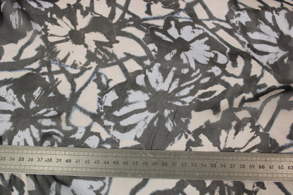 Tissu mousseline de soie- imprimé fleurs abstraites - bleu, gris et noir - photo 5/5 | So Tissus