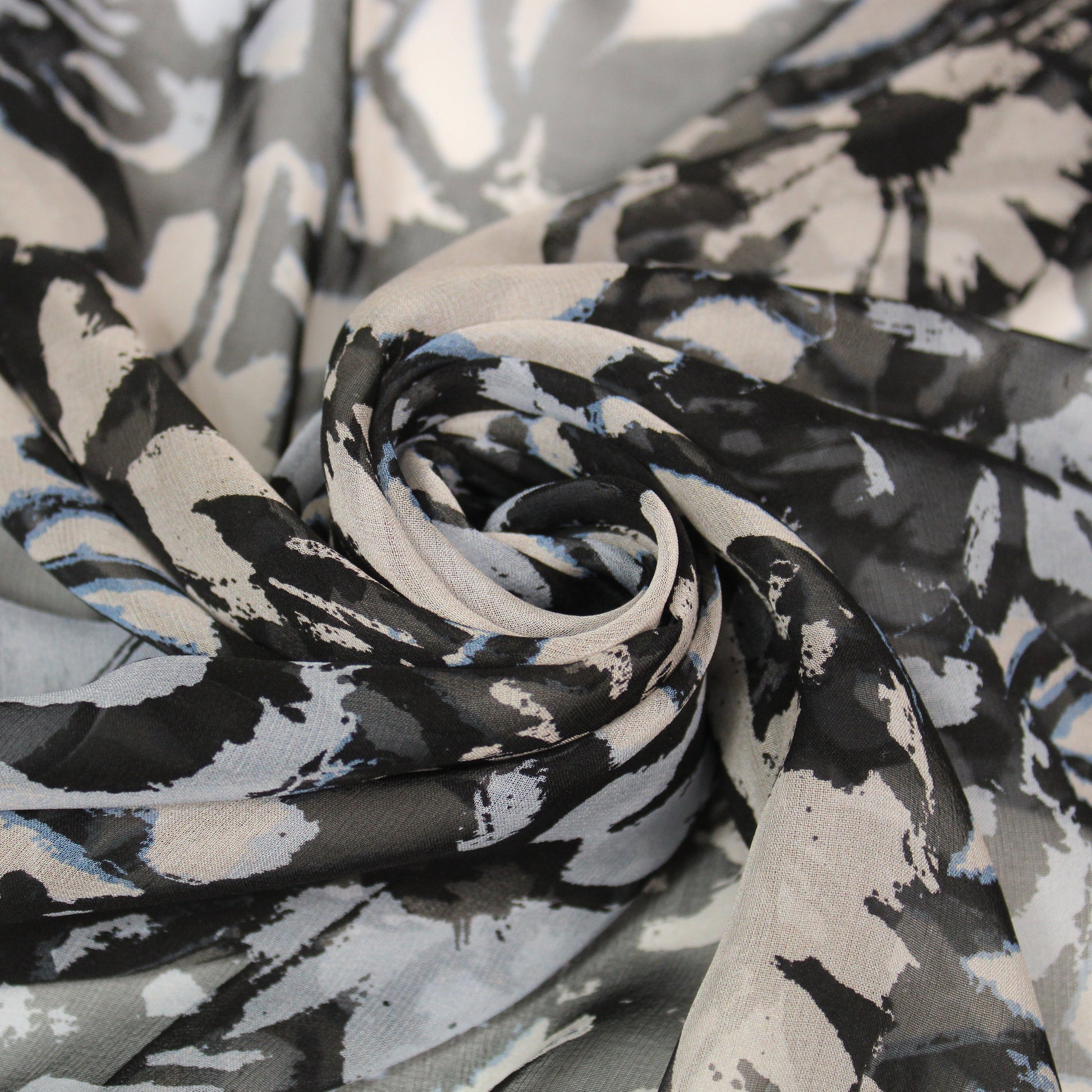 Tissu mousseline de soie- imprimé fleurs abstraites - bleu, gris et noir - photo 1/5 | So Tissus