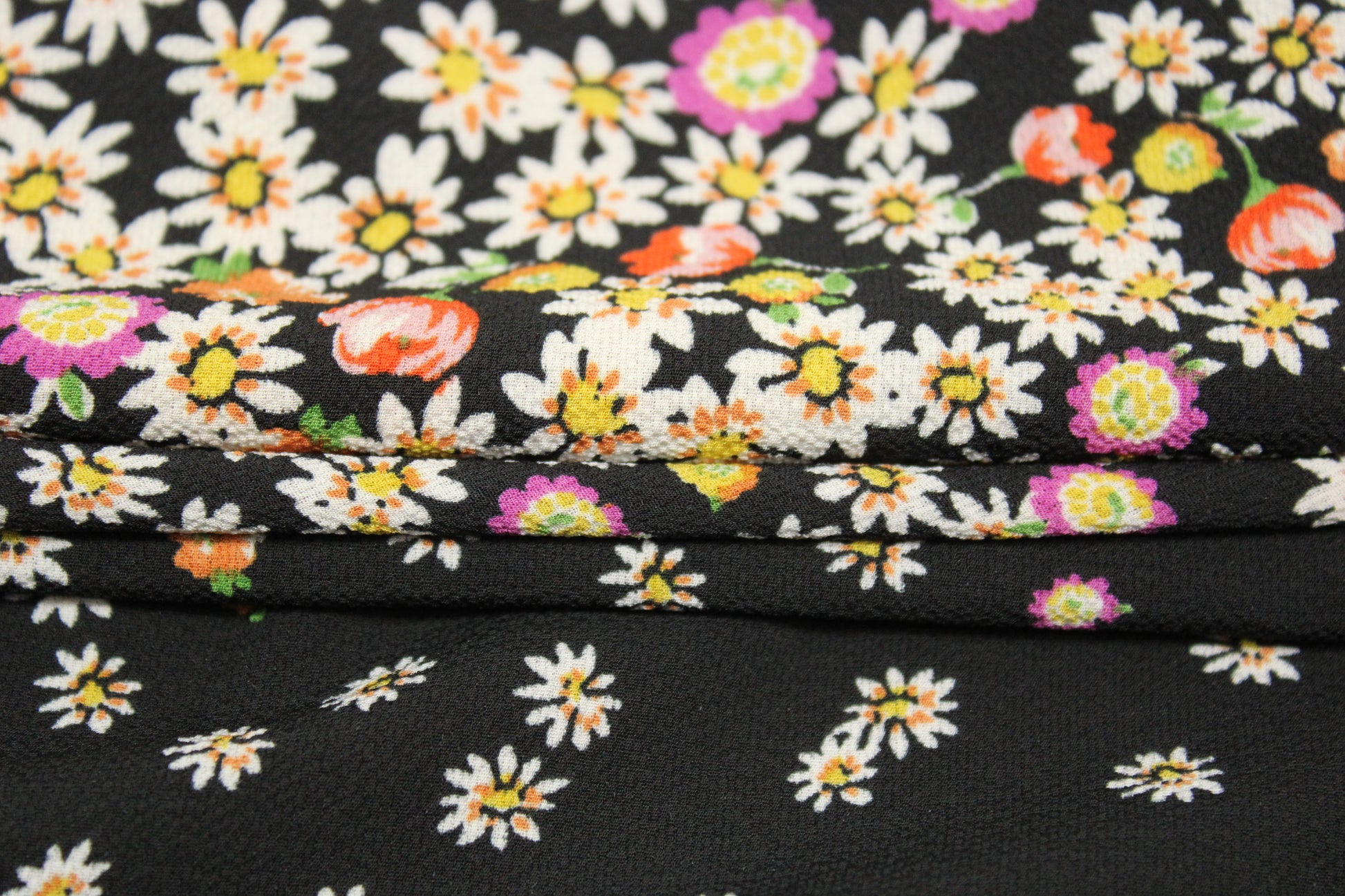 Tissu crêpe - imprimé marguerite - noir et multicolore - photo 2/5 | So Tissus