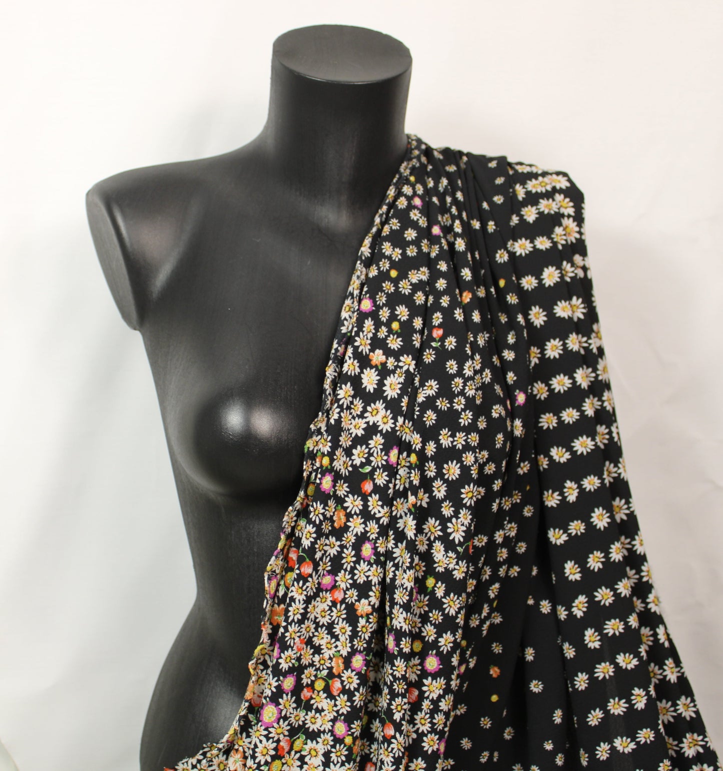 Tissu crêpe - imprimé marguerite - noir et multicolore - photo 3/5 | So Tissus