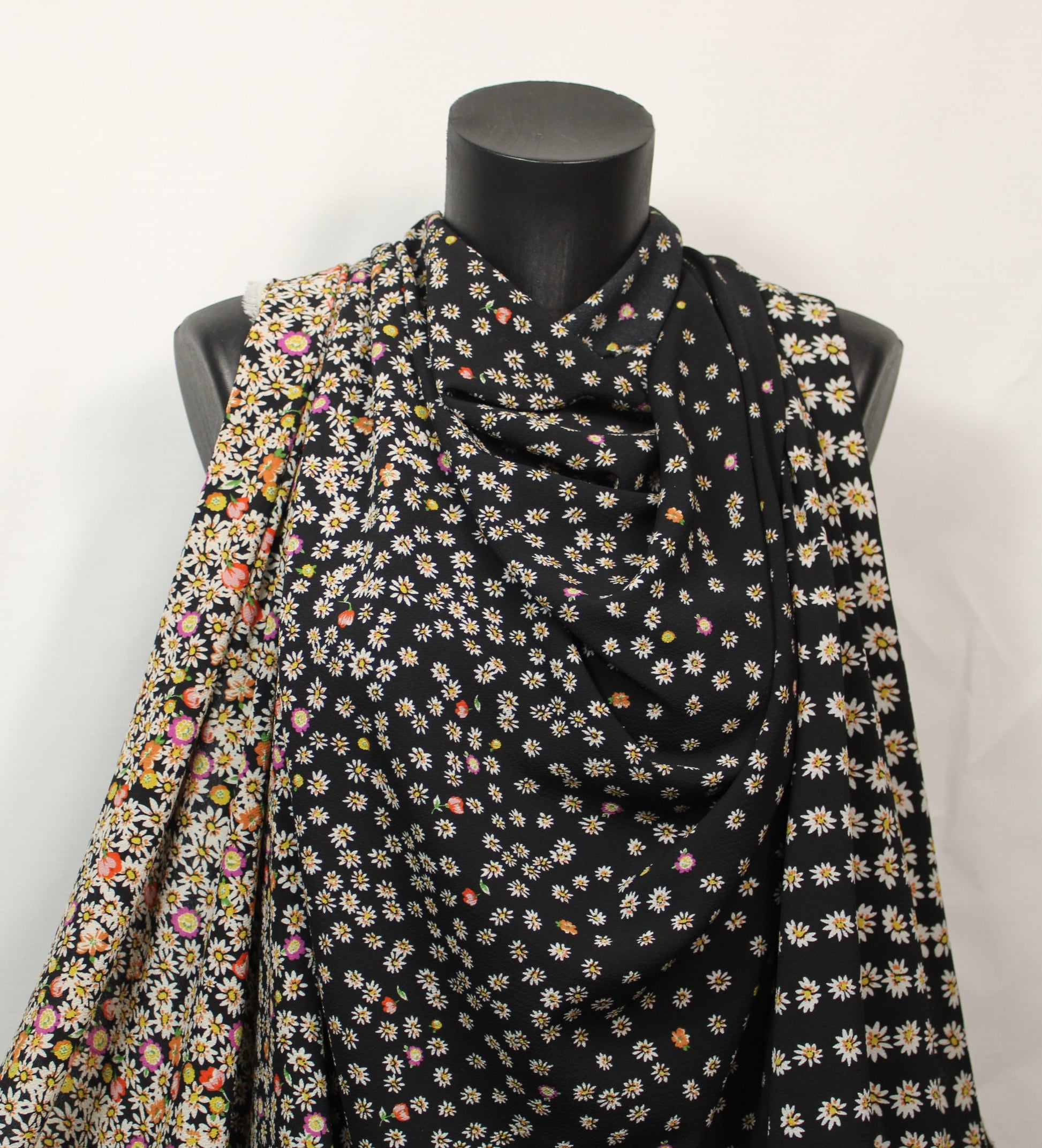 Tissu crêpe - imprimé marguerite - noir et multicolore - photo 4/5 | So Tissus