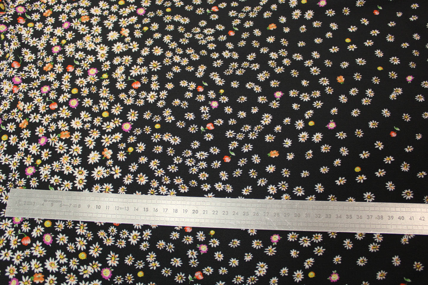 Tissu crêpe - imprimé marguerite - noir et multicolore - photo 5/5 | So Tissus