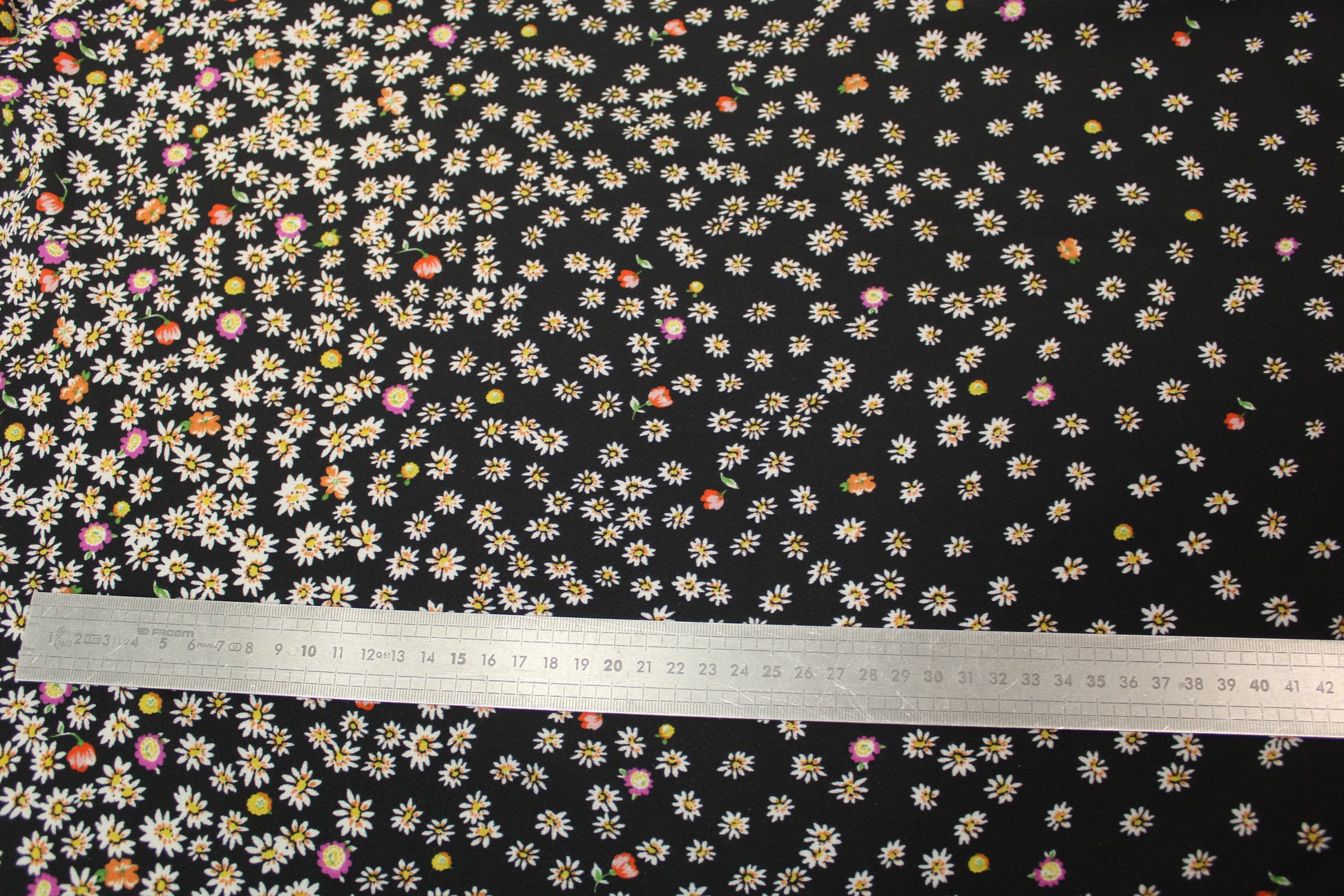 Tissu crêpe - imprimé marguerite - noir et multicolore - photo 5/5 | So Tissus