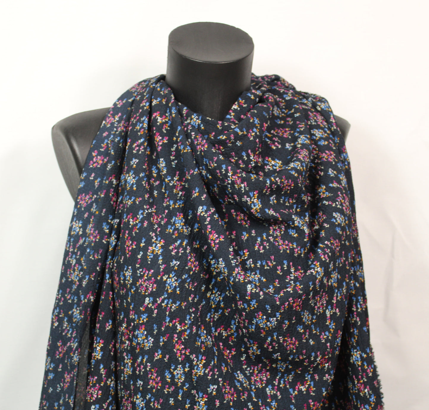 Tissu crêpon de soie - petite fleurs - ton bleu marine - photo 4/5 | So Tissus