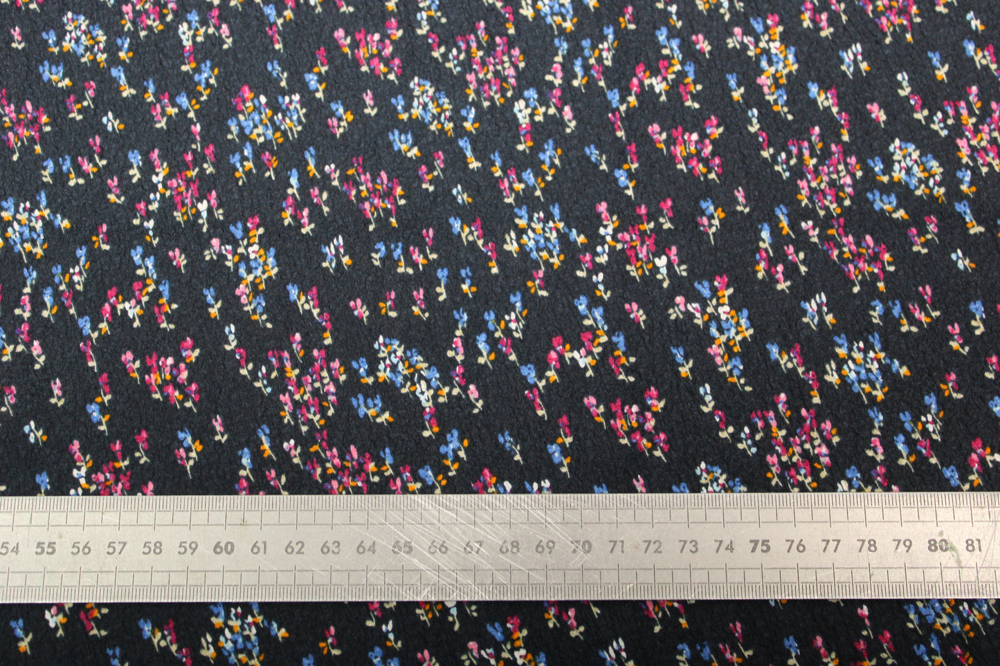 Tissu crêpon de soie - petite fleurs - ton bleu marine - photo 5/5 | So Tissus