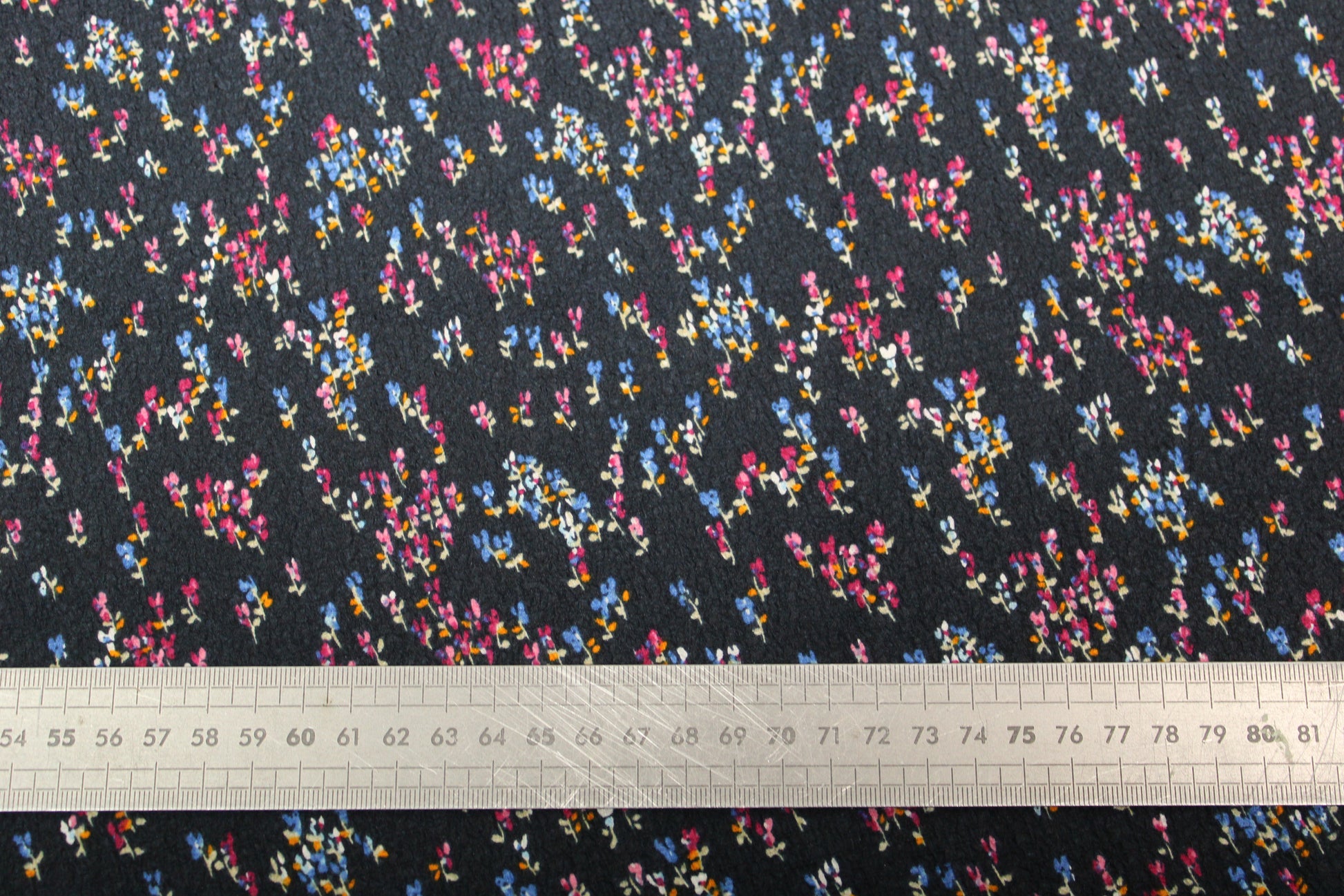 Tissu crêpon de soie - petite fleurs - ton bleu marine - photo 5/5 | So Tissus