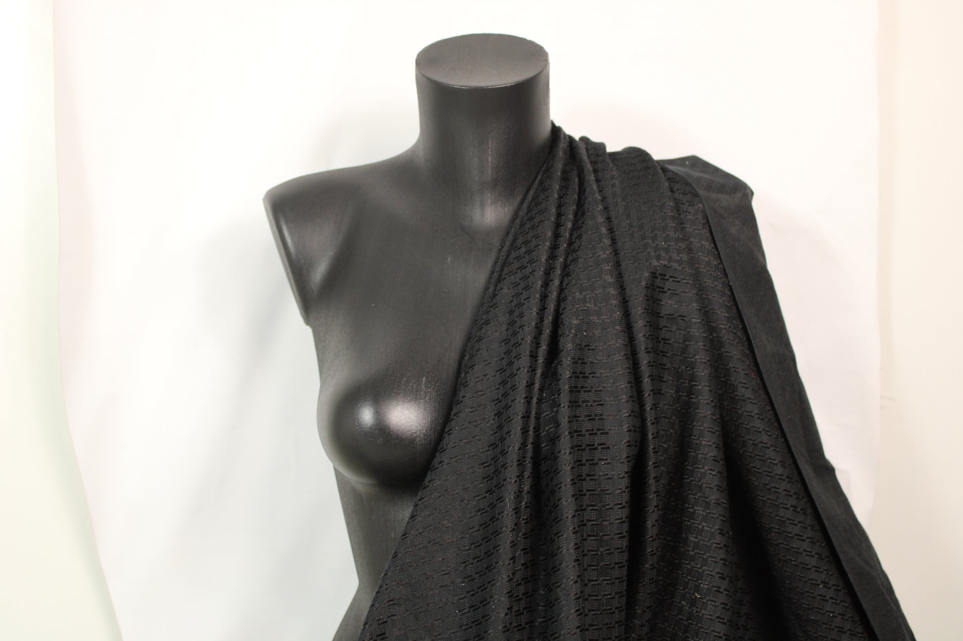Tissu jacquard coton et soie - motif géométrique - noir - photo 3/4 | So Tissus