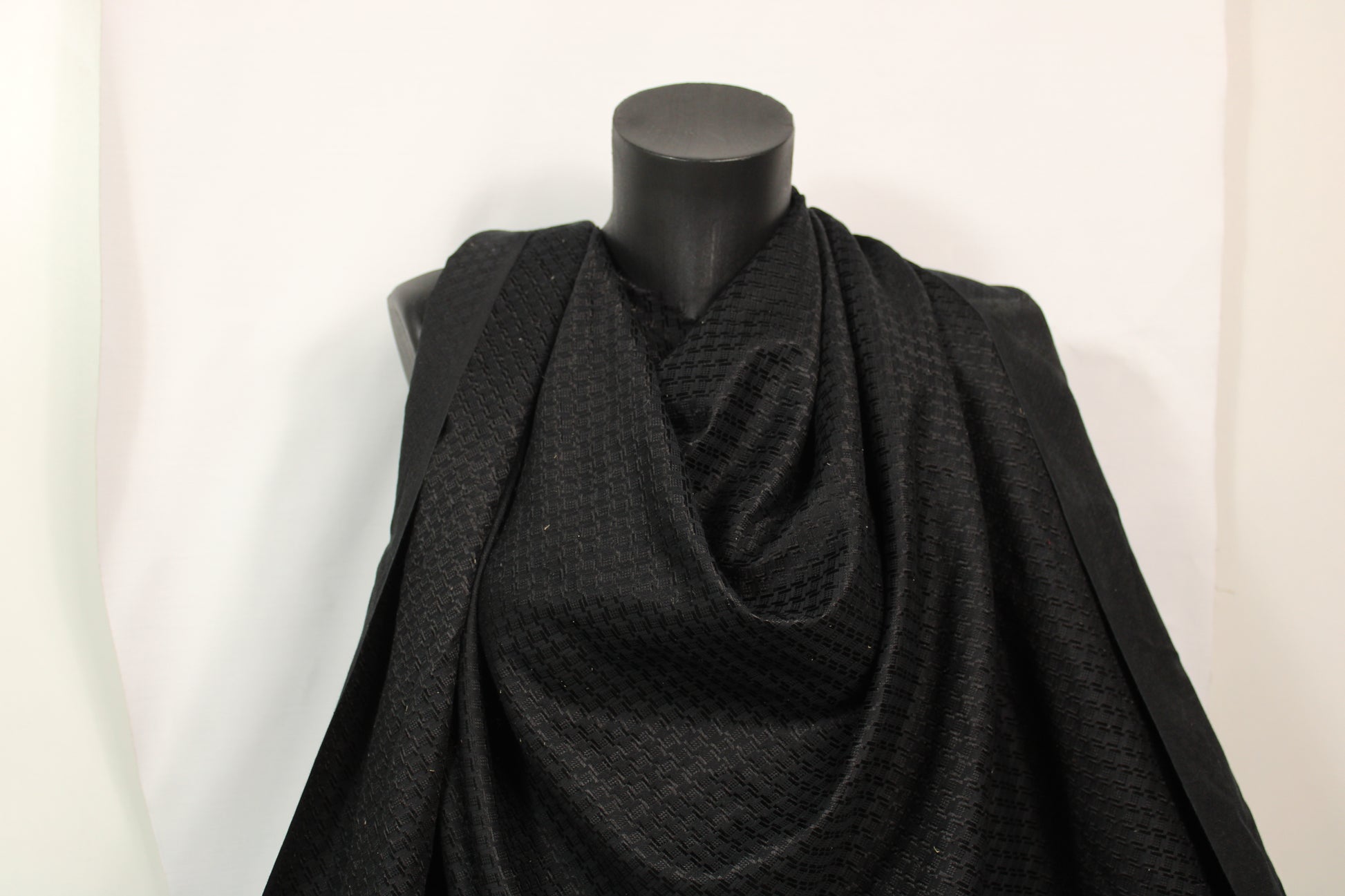 Tissu jacquard coton et soie - motif géométrique - noir - photo 4/4 | So Tissus