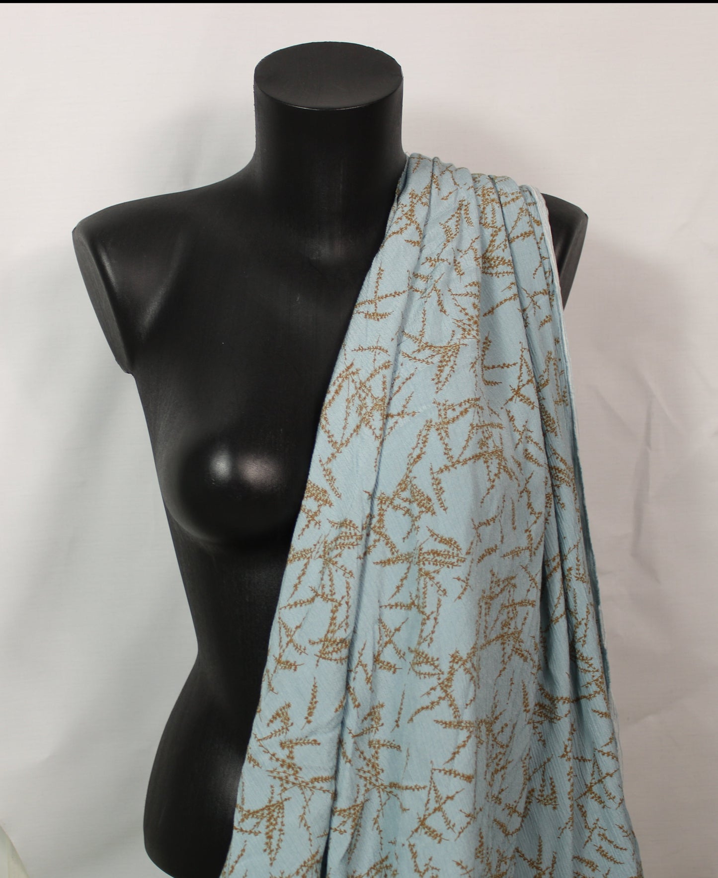 Tissu crêpon viscose - imprimé abstrait - bleu ciel et beige - photo 3/5 | So Tissus