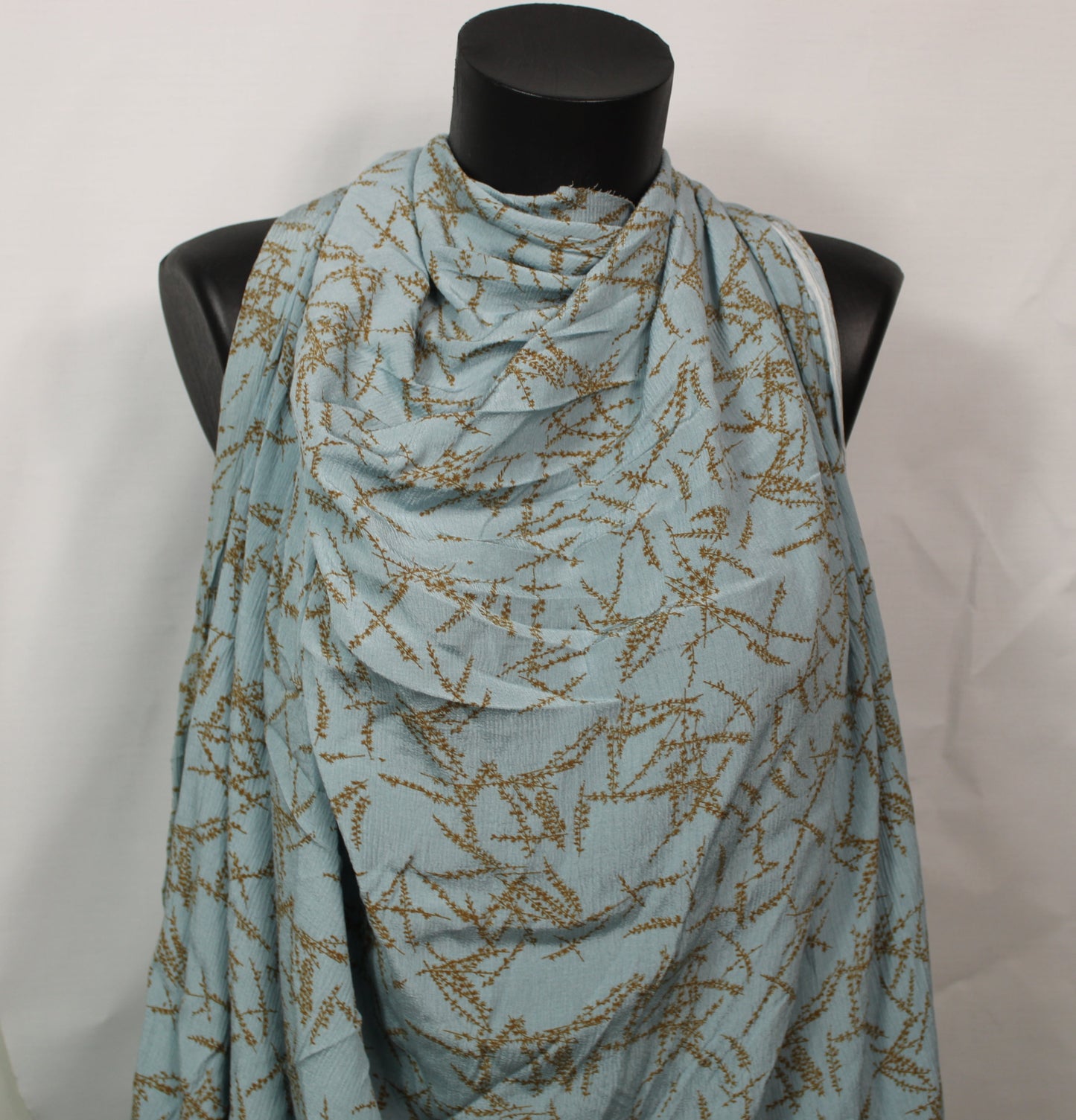 Tissu crêpon viscose - imprimé abstrait - bleu ciel et beige - photo 4/5 | So Tissus