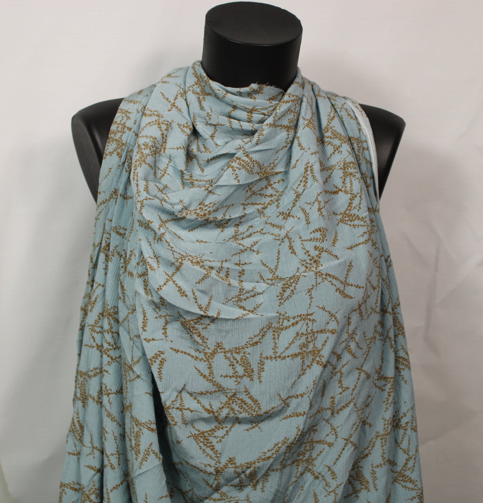 Tissu crêpon viscose - imprimé abstrait - bleu ciel et beige - photo 4/5 | So Tissus
