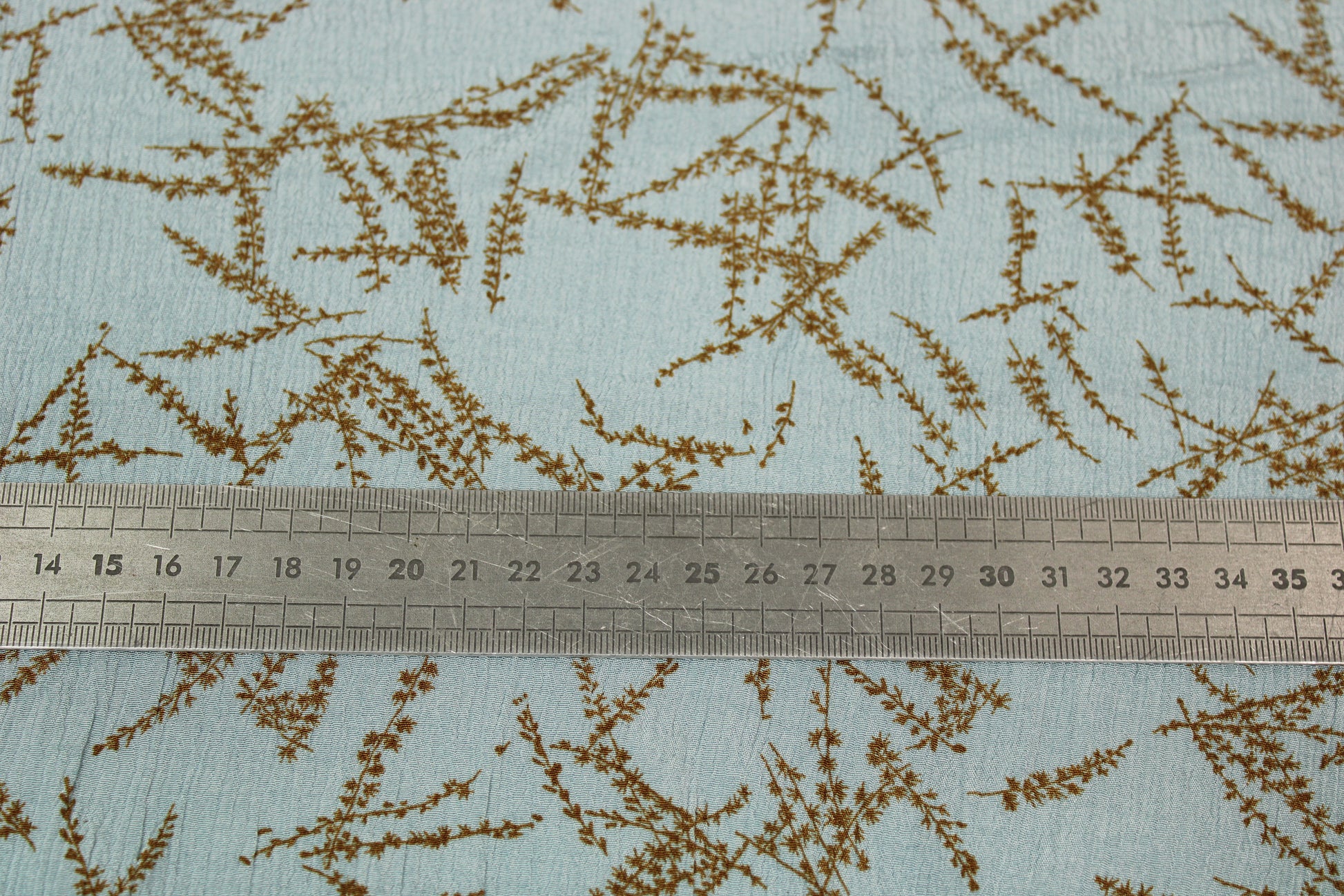 Tissu crêpon viscose - imprimé abstrait - bleu ciel et beige - photo 5/5 | So Tissus