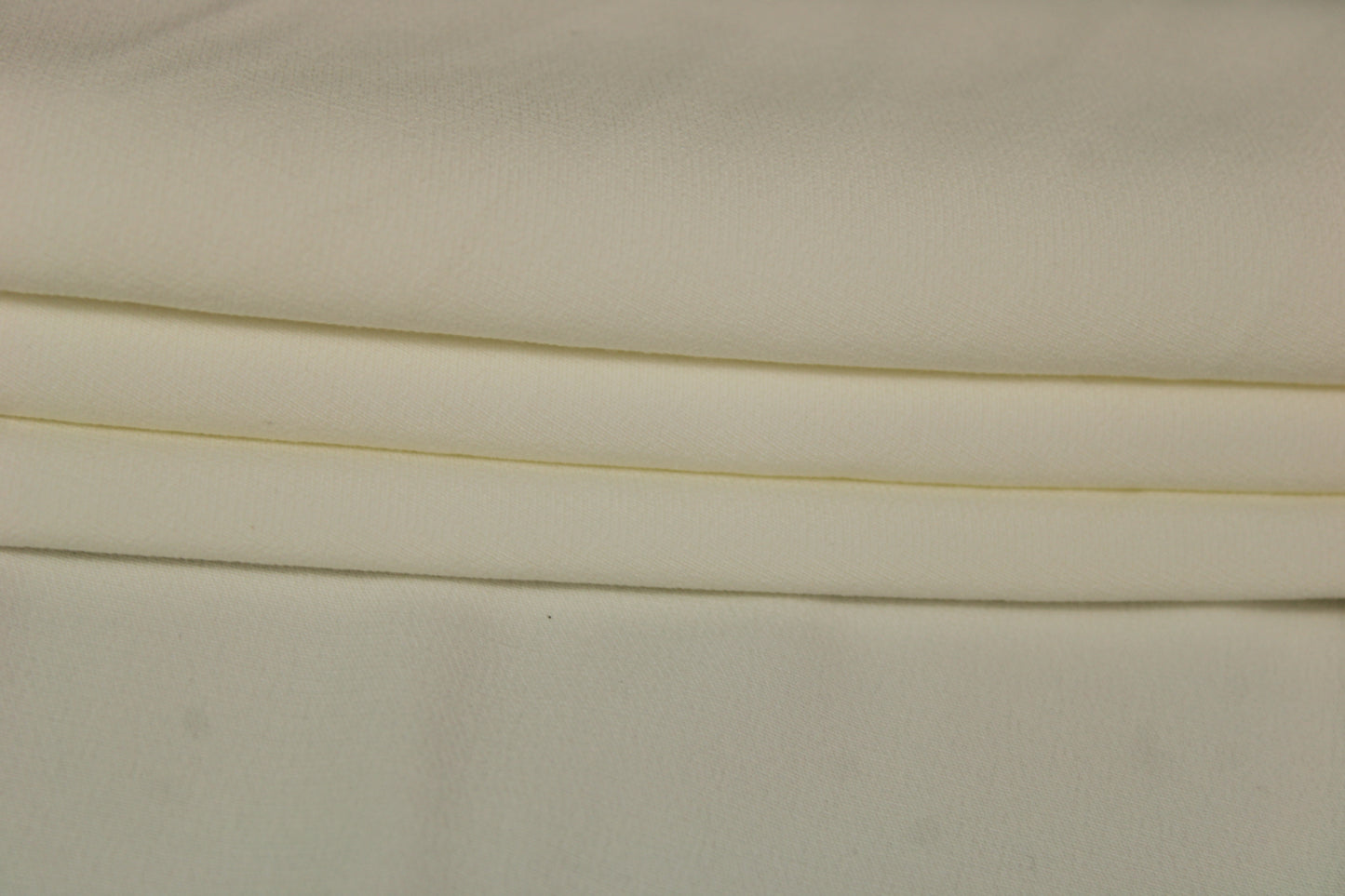 Tissu crêpe envers satin stretch - blanc cassé - photo 2/4 | So Tissus