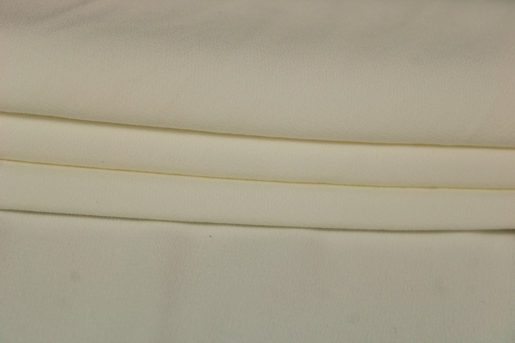 Tissu crêpe envers satin stretch - blanc cassé - photo 2/4 | So Tissus