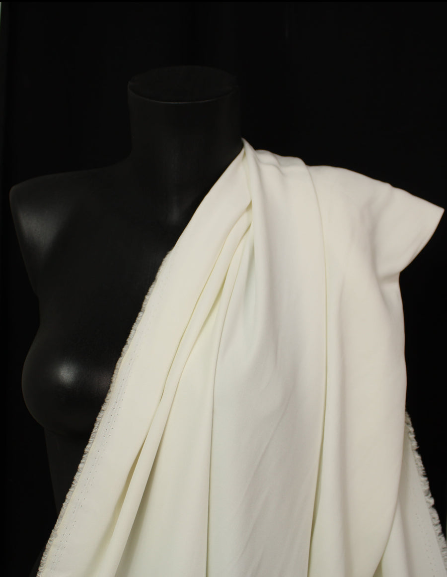 Tissu crêpe envers satin stretch - blanc cassé