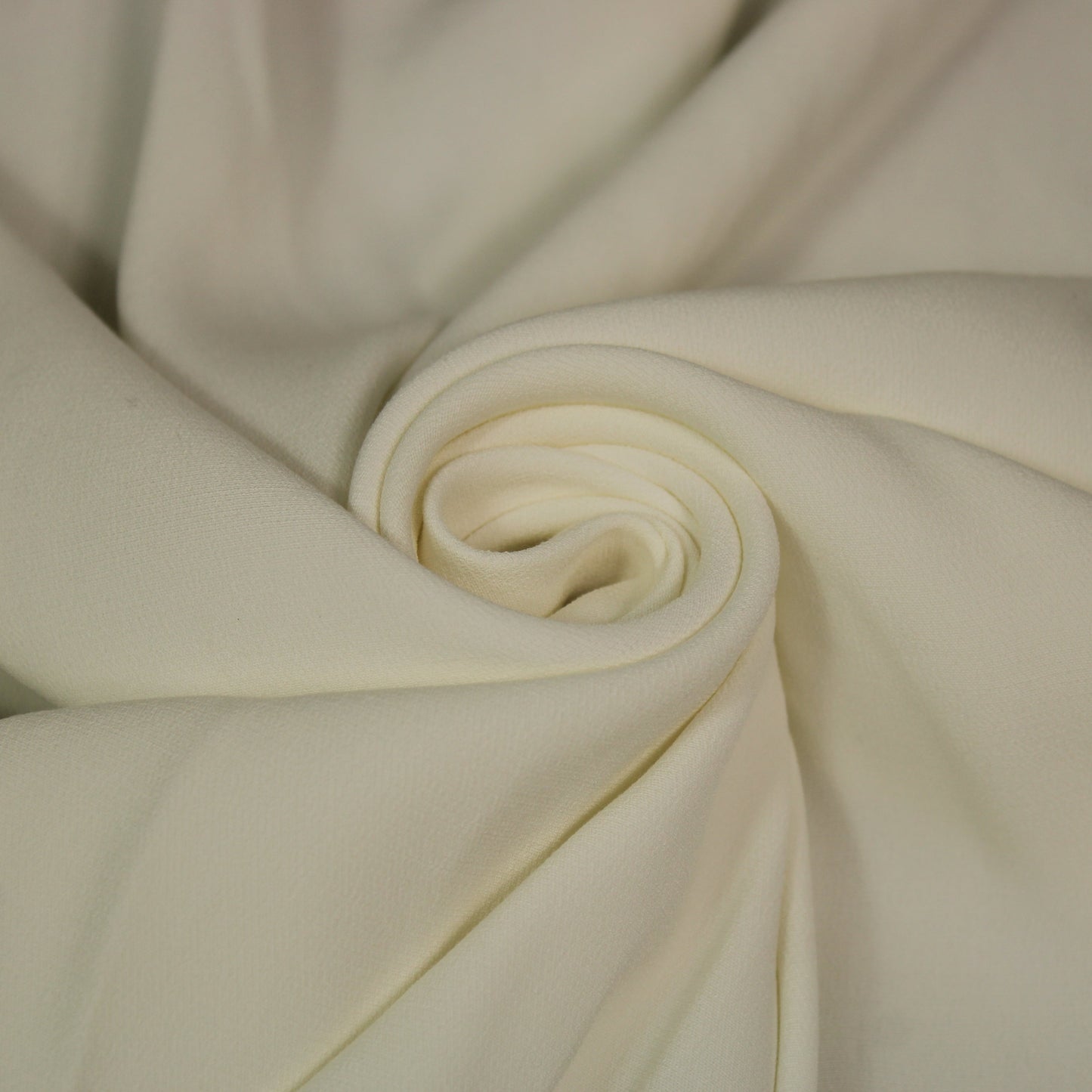 Tissu crêpe envers satin stretch - blanc cassé - photo 1/4 | So Tissus