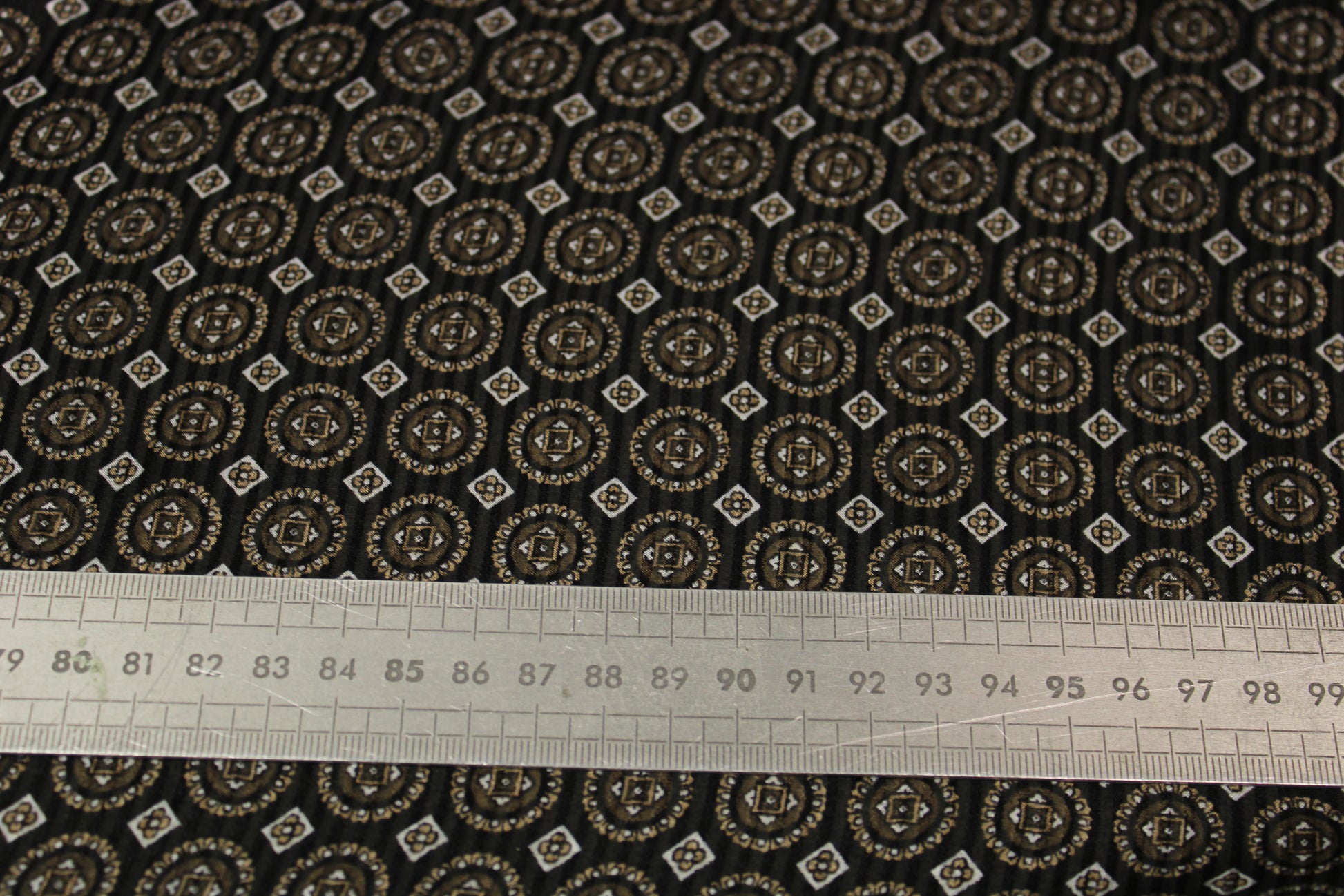 Tissu mousseline de soie - à rayures et motif baroque - ton noir - photo 4/4 | So Tissus