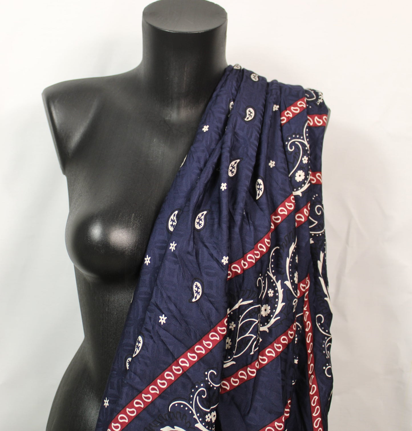 Tissu satin de viscose - imprimé bandana - ton bleu marine et bordeaux - photo 3/5 | So Tissus