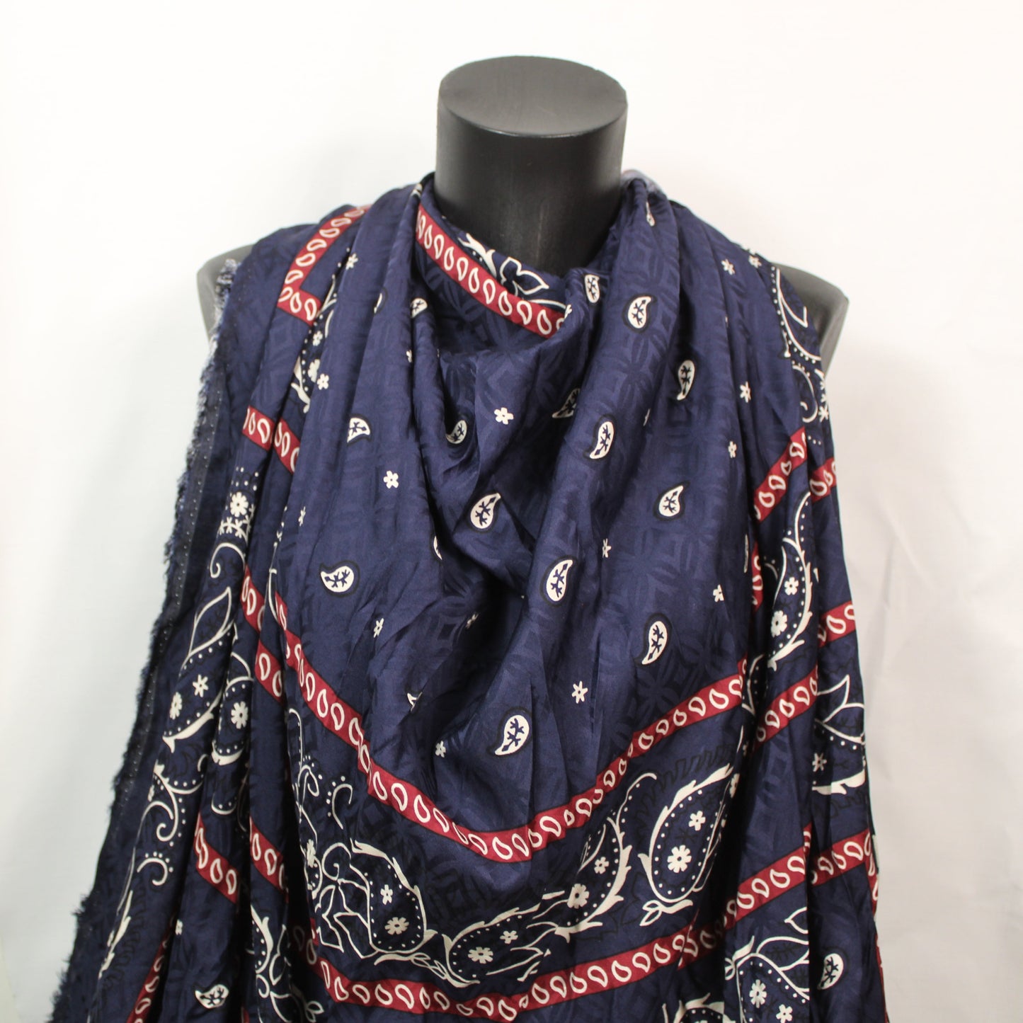 Tissu satin de viscose - imprimé bandana - ton bleu marine et bordeaux - photo 4/5 | So Tissus