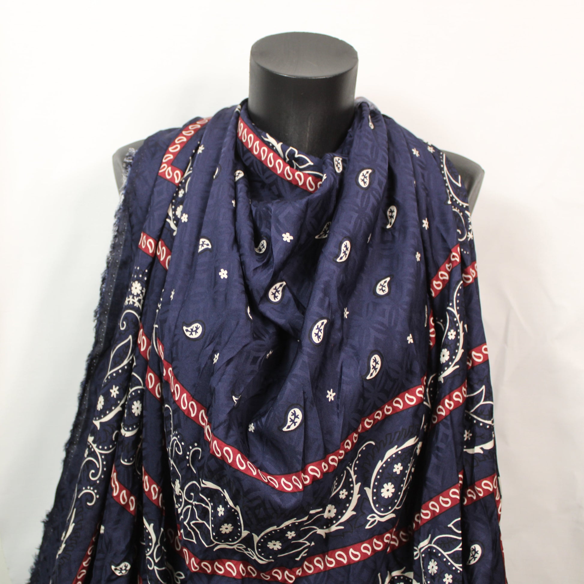 Tissu satin de viscose - imprimé bandana - ton bleu marine et bordeaux - photo 4/5 | So Tissus