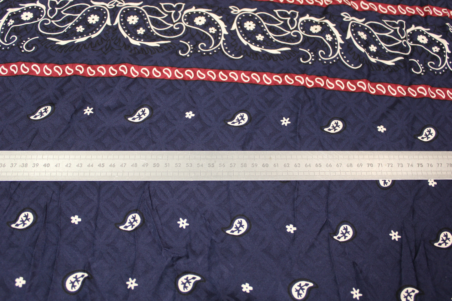 Tissu satin de viscose - imprimé bandana - ton bleu marine et bordeaux - photo 5/5 | So Tissus