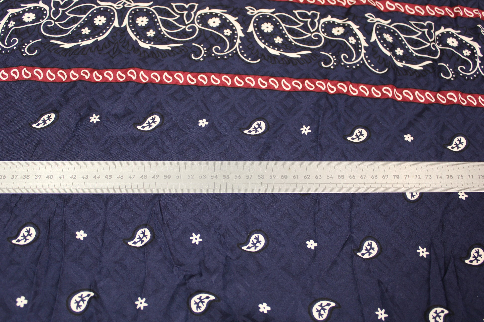 Tissu satin de viscose - imprimé bandana - ton bleu marine et bordeaux - photo 5/5 | So Tissus
