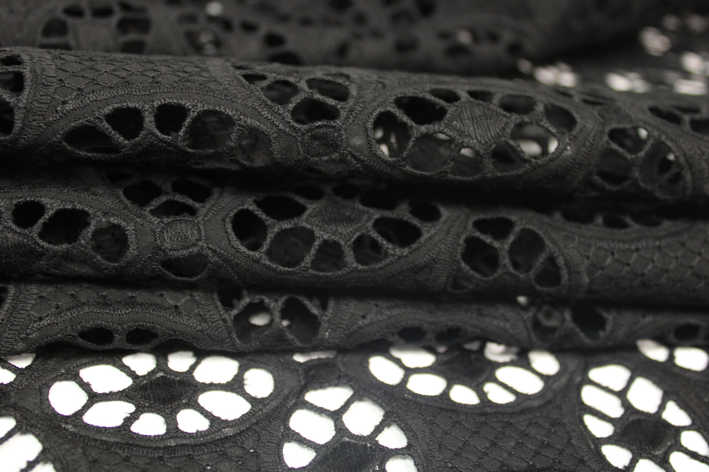 Tissu broderie anglaise - noir - photo 2/5 | So Tissus