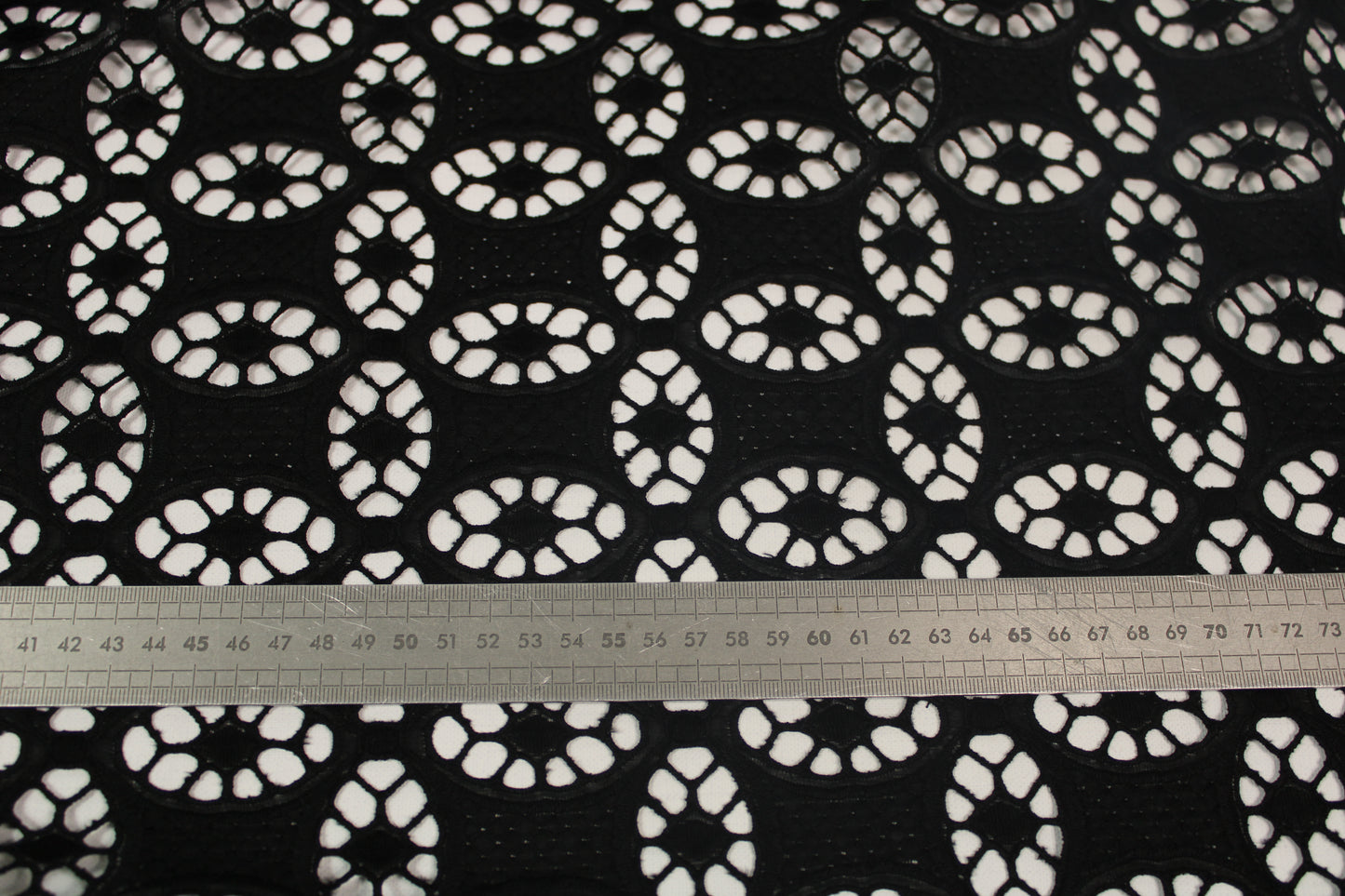Tissu broderie anglaise - noir - photo 5/5 | So Tissus