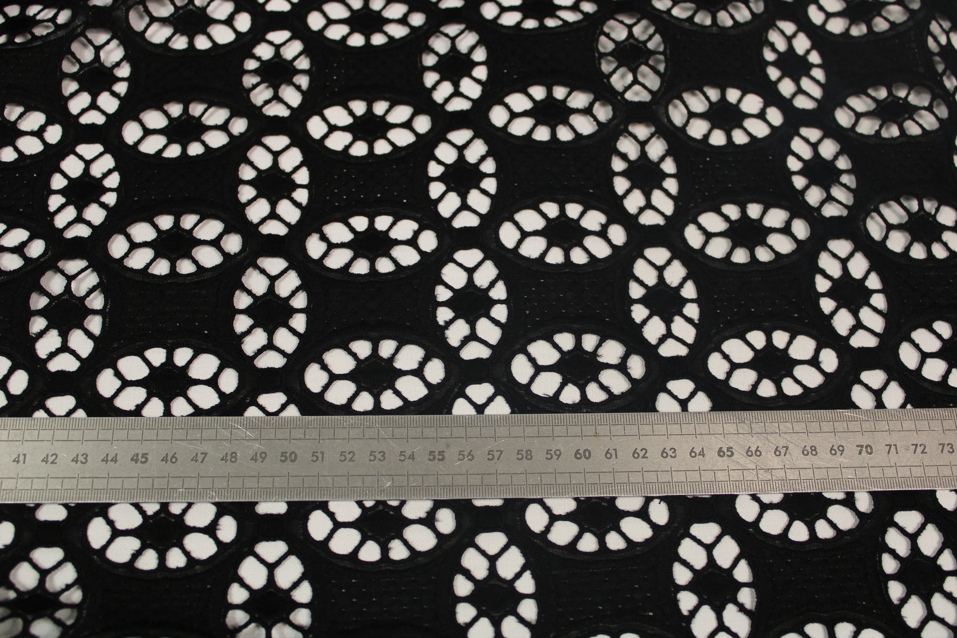 Tissu broderie anglaise - noir - photo 5/5 | So Tissus