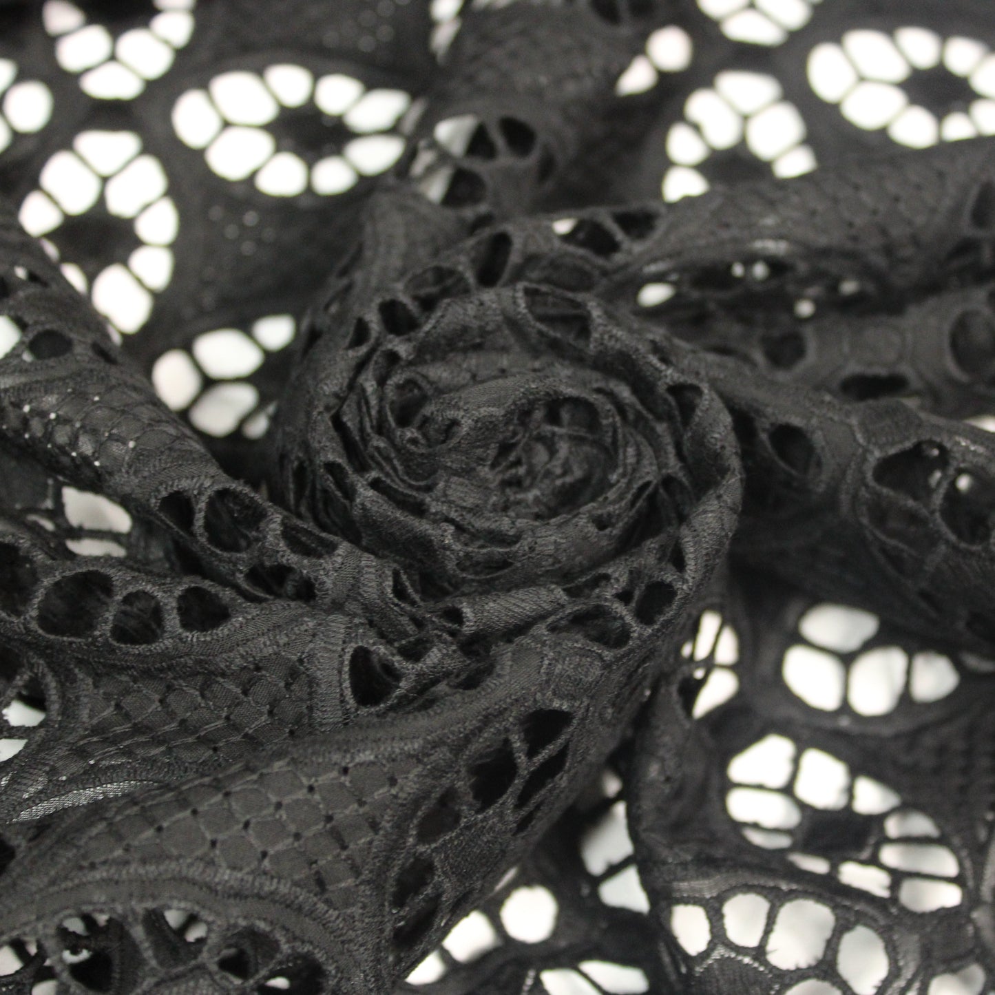 Tissu broderie anglaise - noir - photo 1/5 | So Tissus