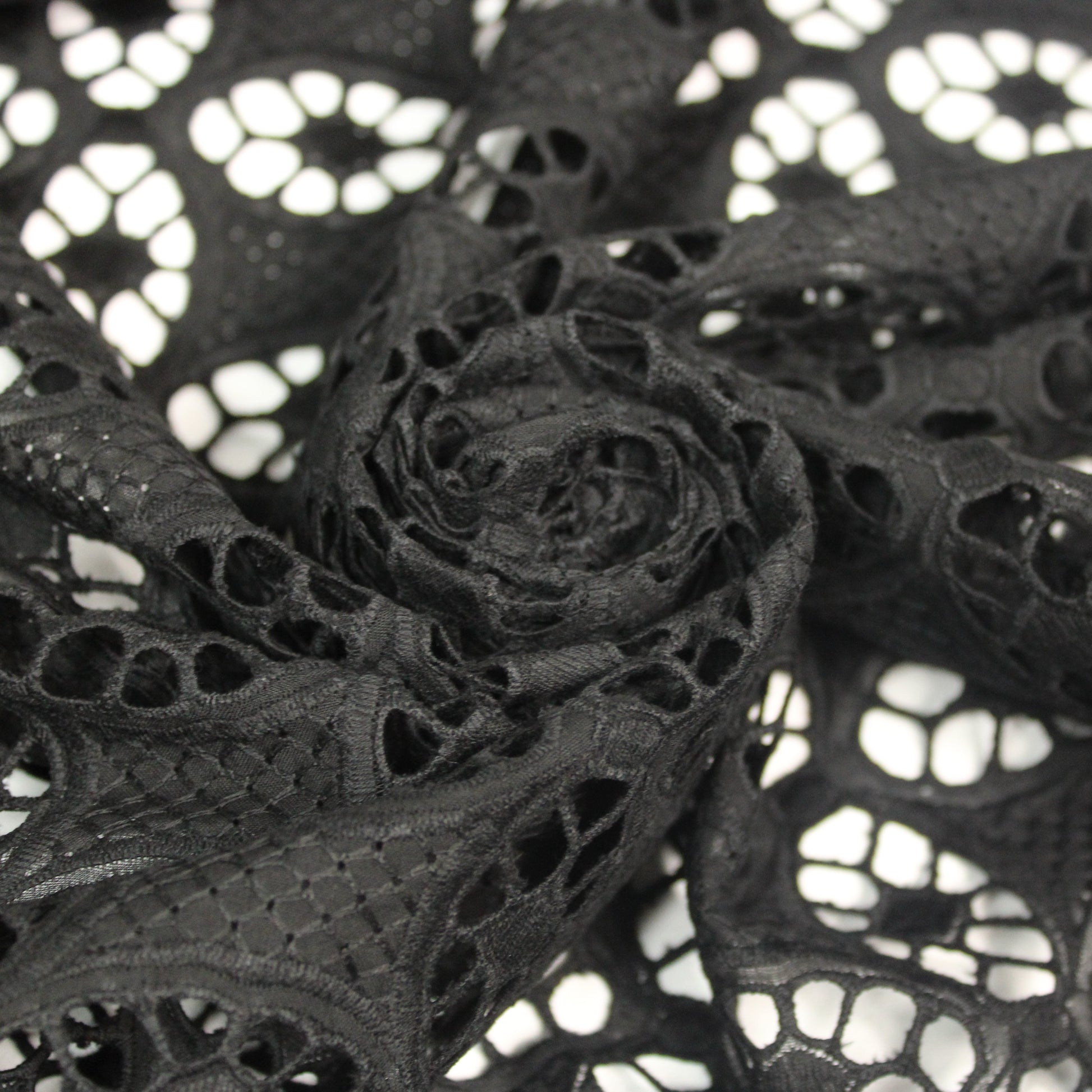 Tissu broderie anglaise - noir - photo 1/5 | So Tissus