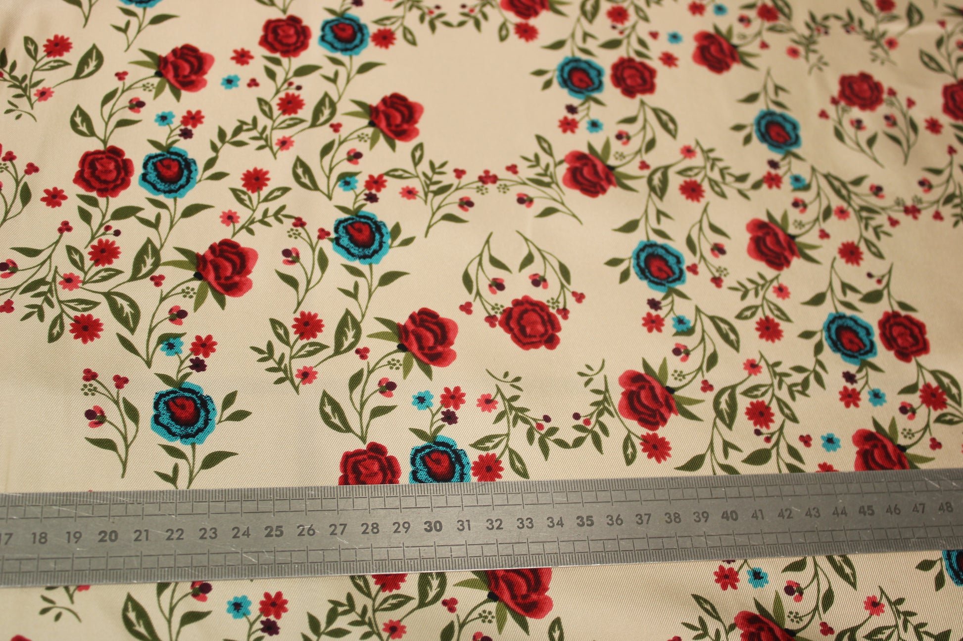 Tissu twill de soie - imprimé fleurs multicolore - ton nude - photo 3/5 | So Tissus