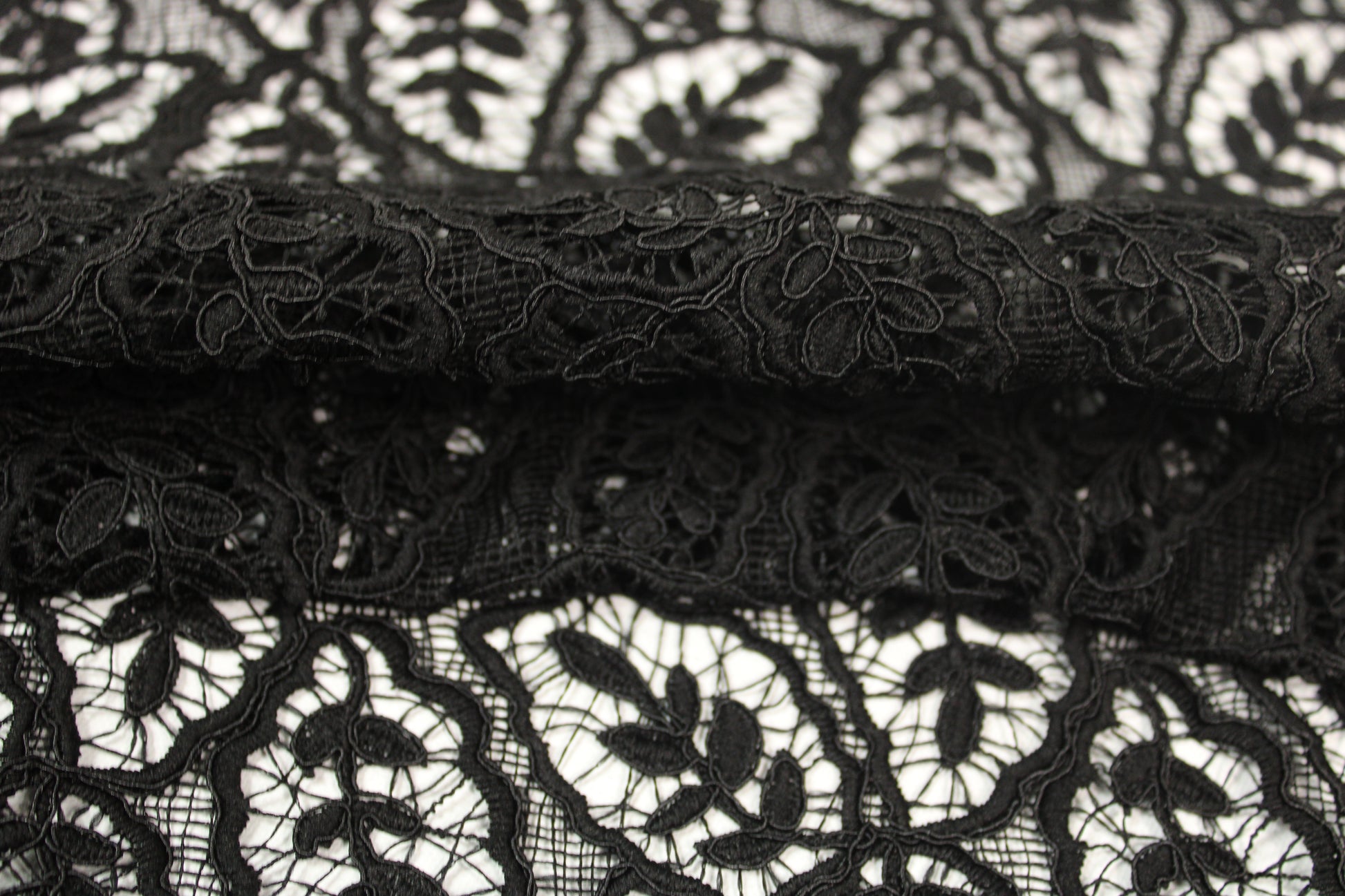 Tissu guipure - motif feuilles - noir - photo 2/4 | So Tissus