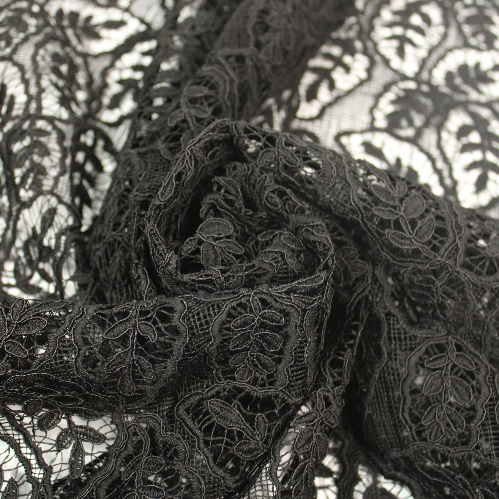 Tissu guipure - motif feuilles - noir - photo 1/4 | So Tissus
