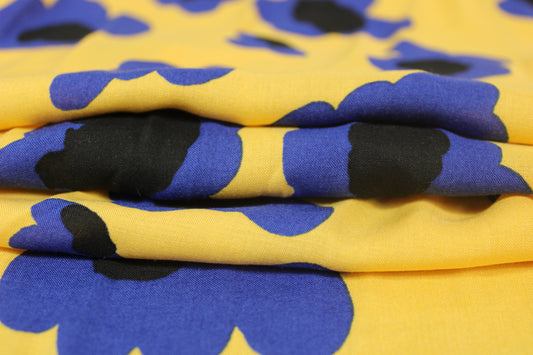 Tissu javanaise de viscose - imprimé fleurs abstraites - jaune et bleu - photo 2/5 | So Tissus