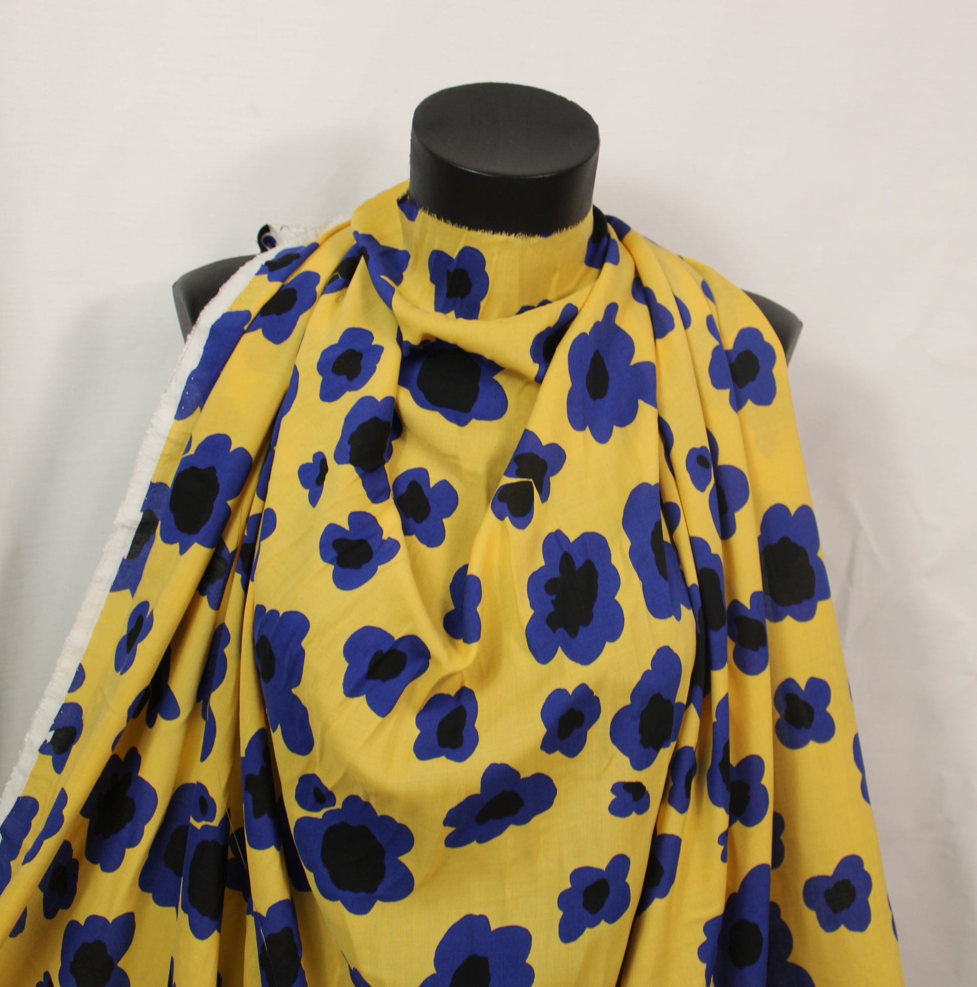 Tissu javanaise de viscose - imprimé fleurs abstraites - jaune et bleu - photo 4/5 | So Tissus