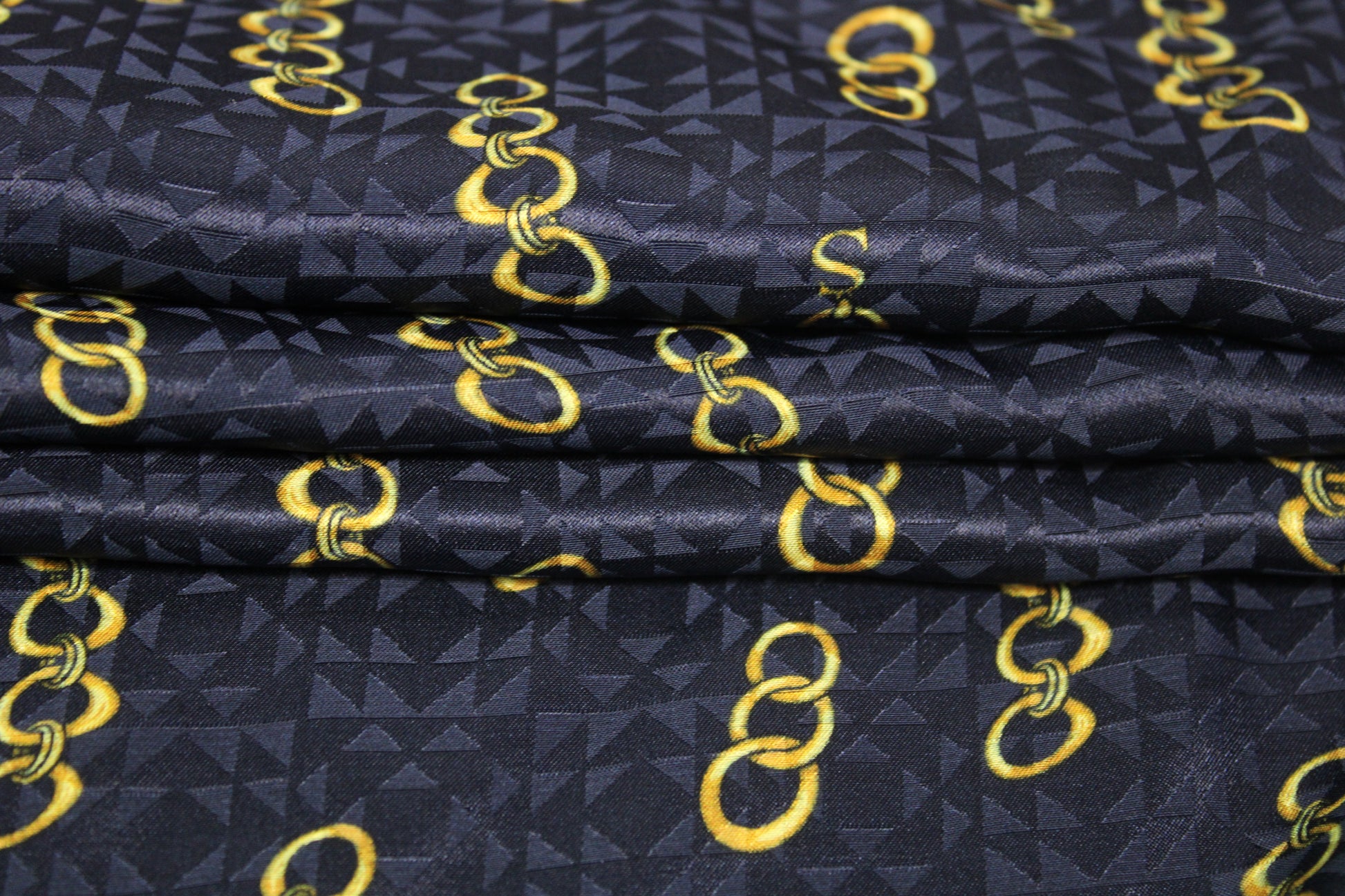Tissu soie - imprimé chaine en or - bleu marine et doré - photo 2/4 | So Tissus