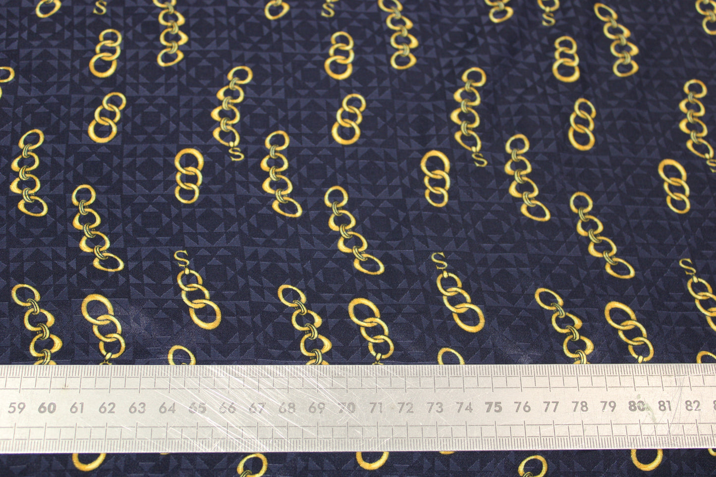 Tissu soie - imprimé chaine en or - bleu marine et doré - photo 4/4 | So Tissus