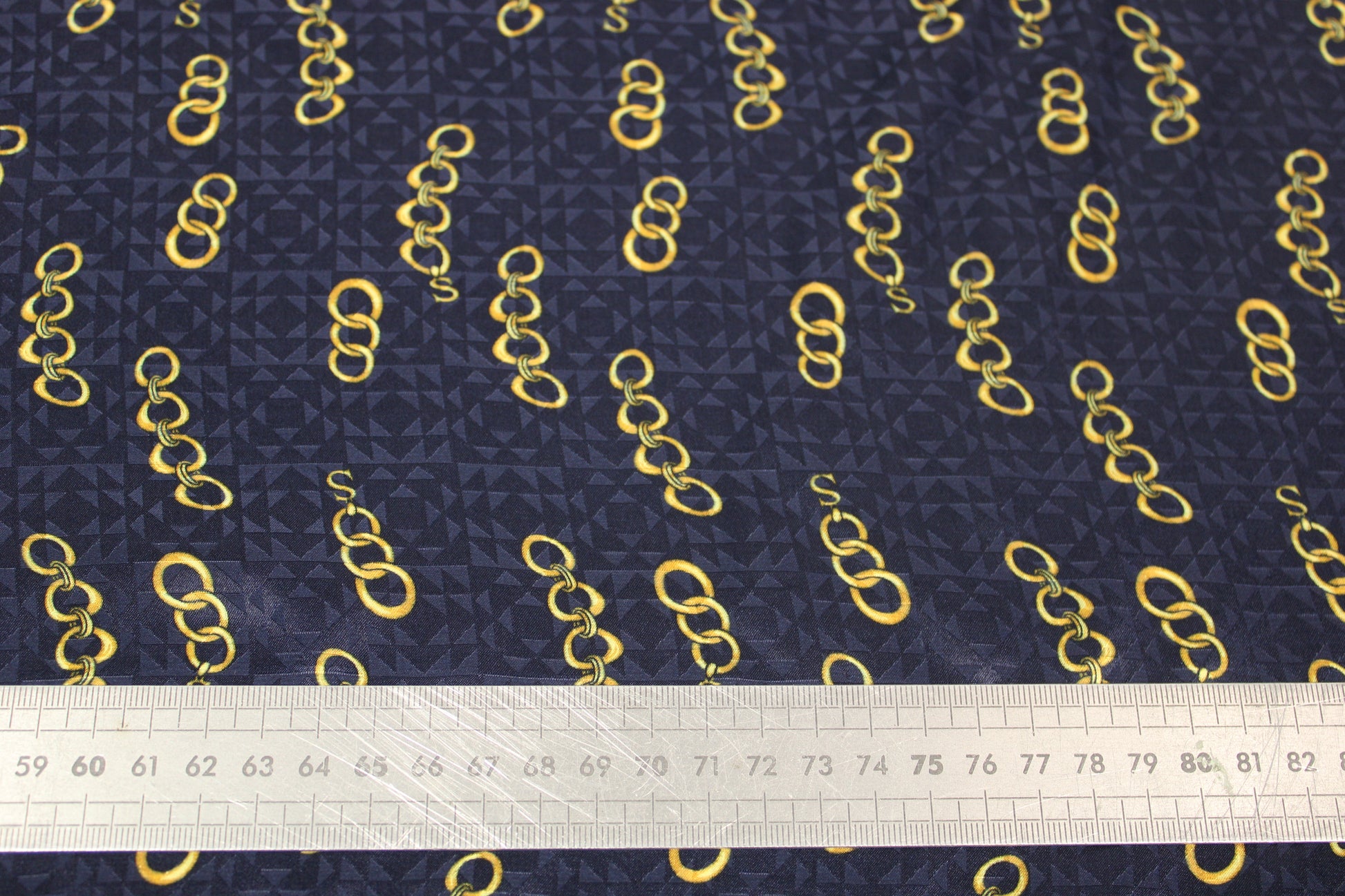 Tissu soie - imprimé chaine en or - bleu marine et doré - photo 4/4 | So Tissus