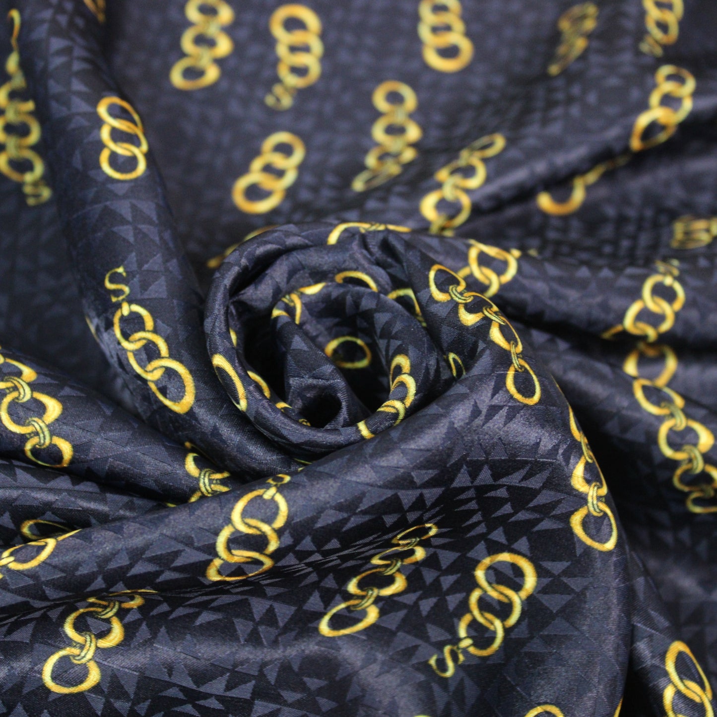 Tissu soie - imprimé chaine en or - bleu marine et doré - photo 1/4 | So Tissus