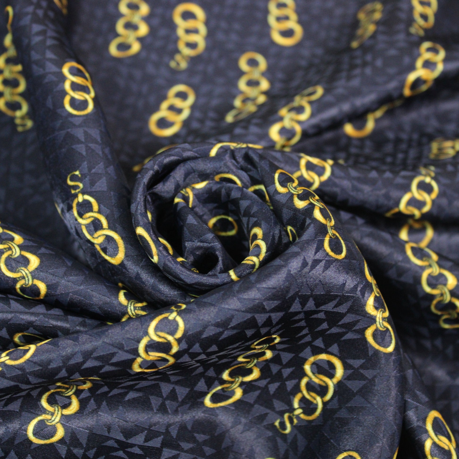 Tissu soie - imprimé chaine en or - bleu marine et doré - photo 1/4 | So Tissus