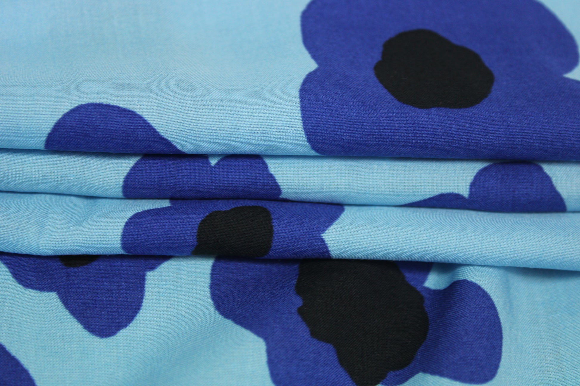 Tissu javanaise de viscose - imprimé fleurs abstraites - ton bleu - photo 2/5 | So Tissus