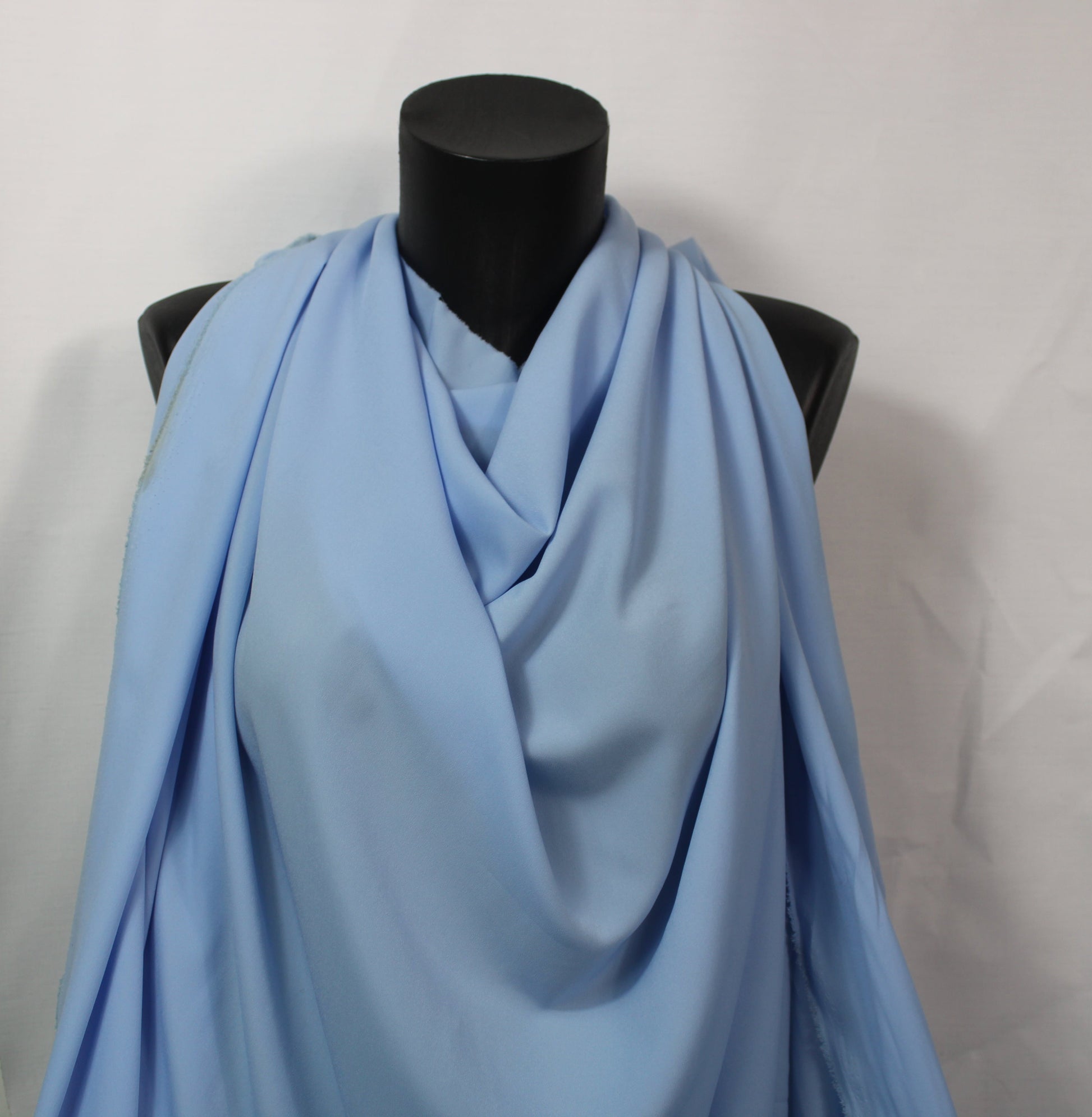 Tissu crêpe de chine - bleu ciel - photo 3/4 | So Tissus