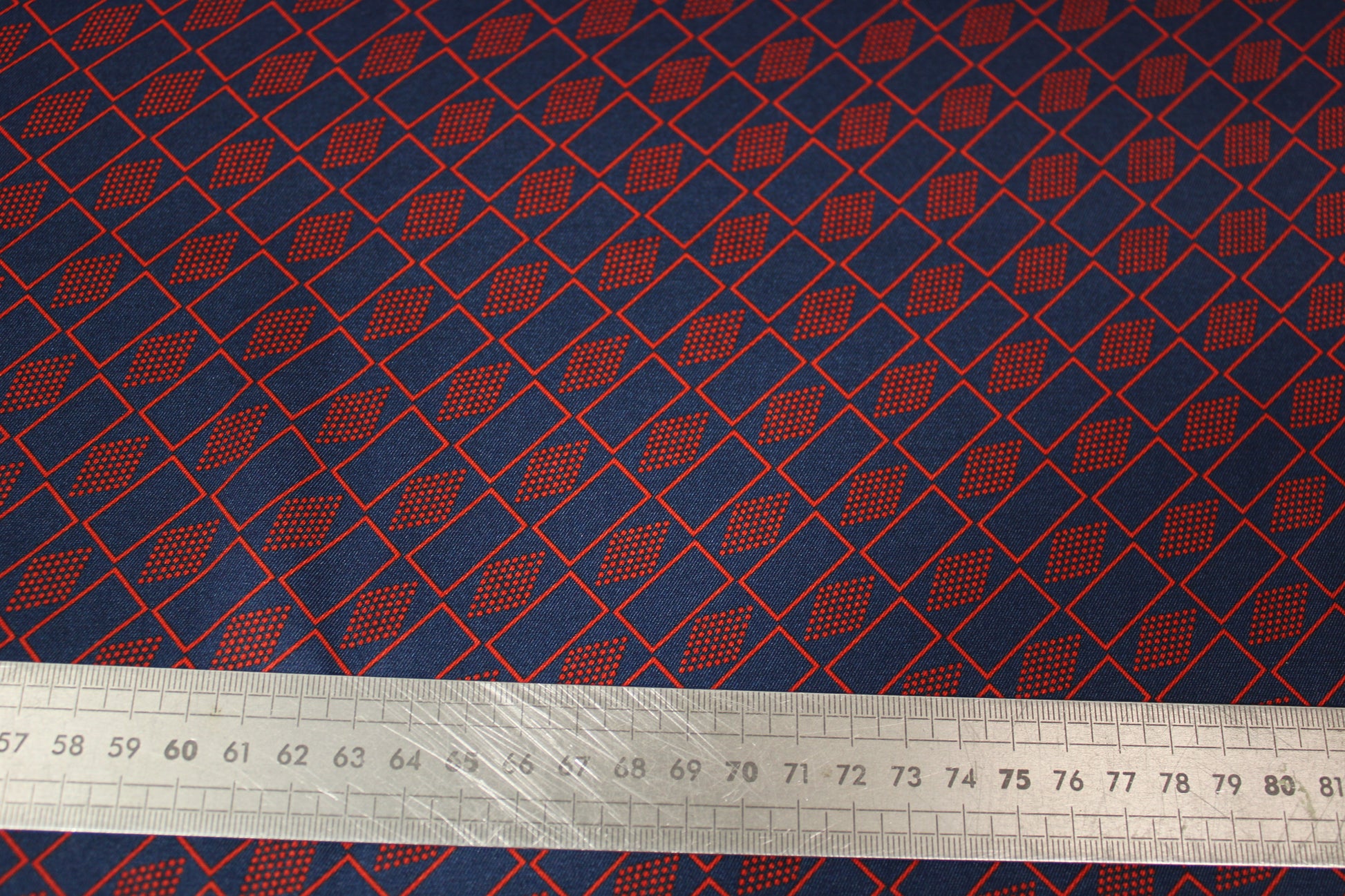 Tissu twill - imprimé geometrique - ton rouge et bleu marine - photo 5/5 | So Tissus
