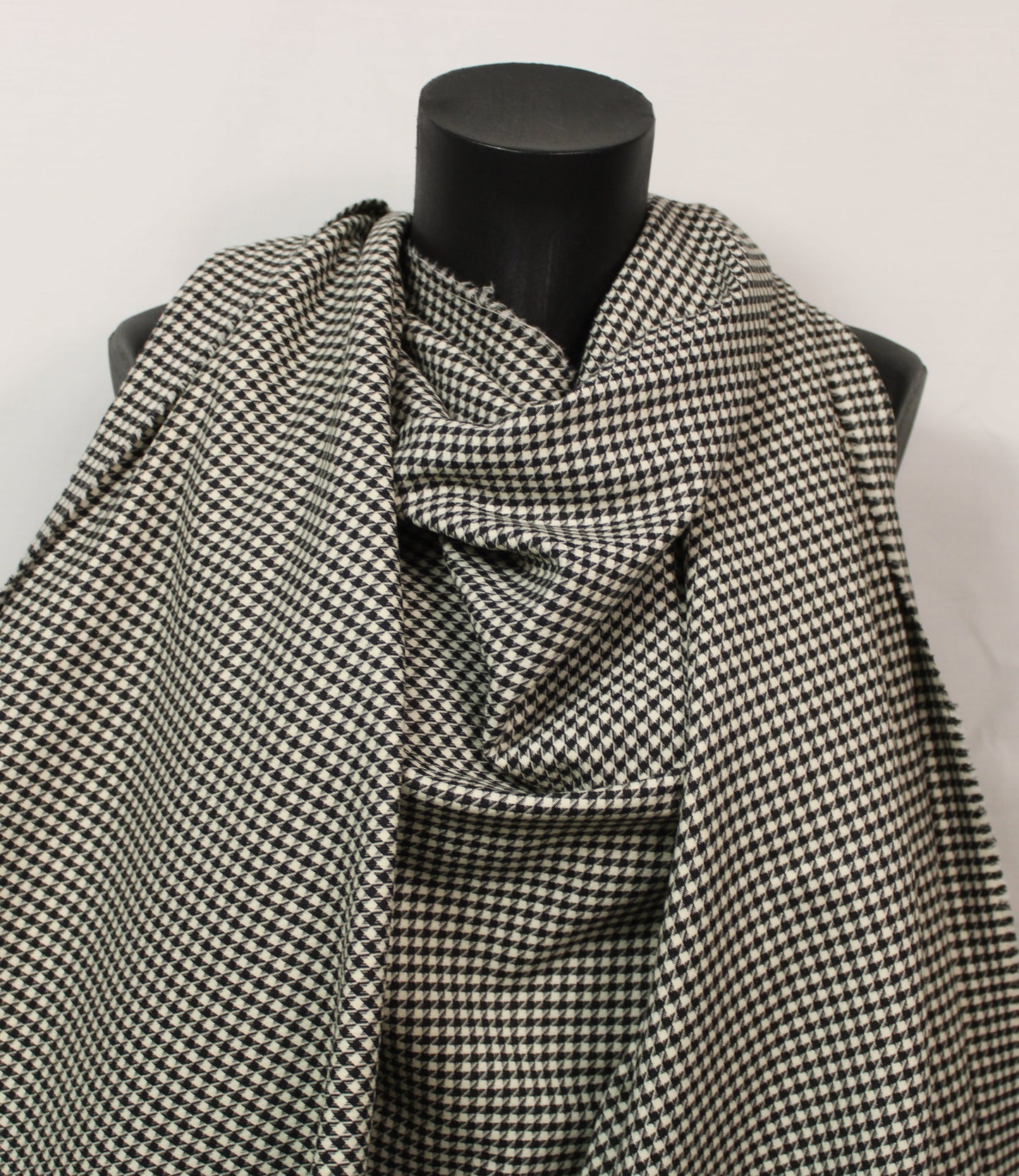 Tissu crêpe de laine stretch laine - pieds de poule - blanc et noir - photo 3/5 | So Tissus