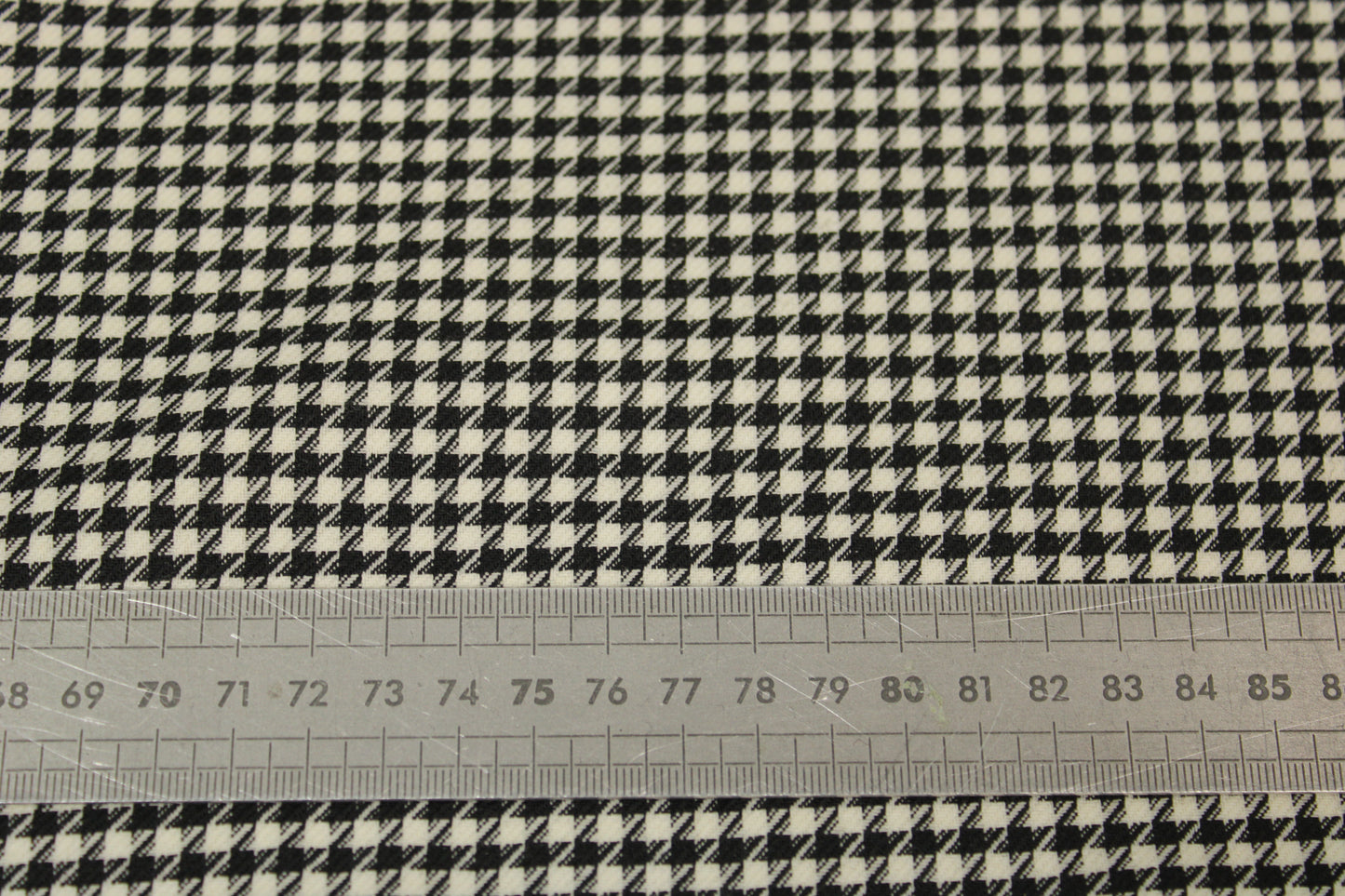 Tissu crêpe de laine stretch laine - pieds de poule - blanc et noir - photo 5/5 | So Tissus