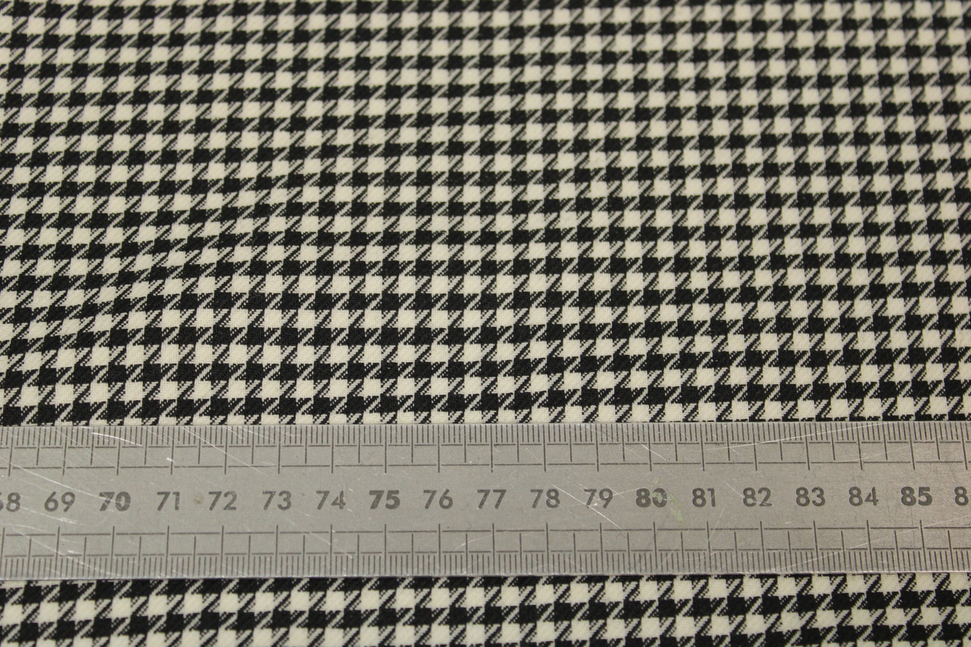 Tissu crêpe de laine stretch laine - pieds de poule - blanc et noir - photo 5/5 | So Tissus