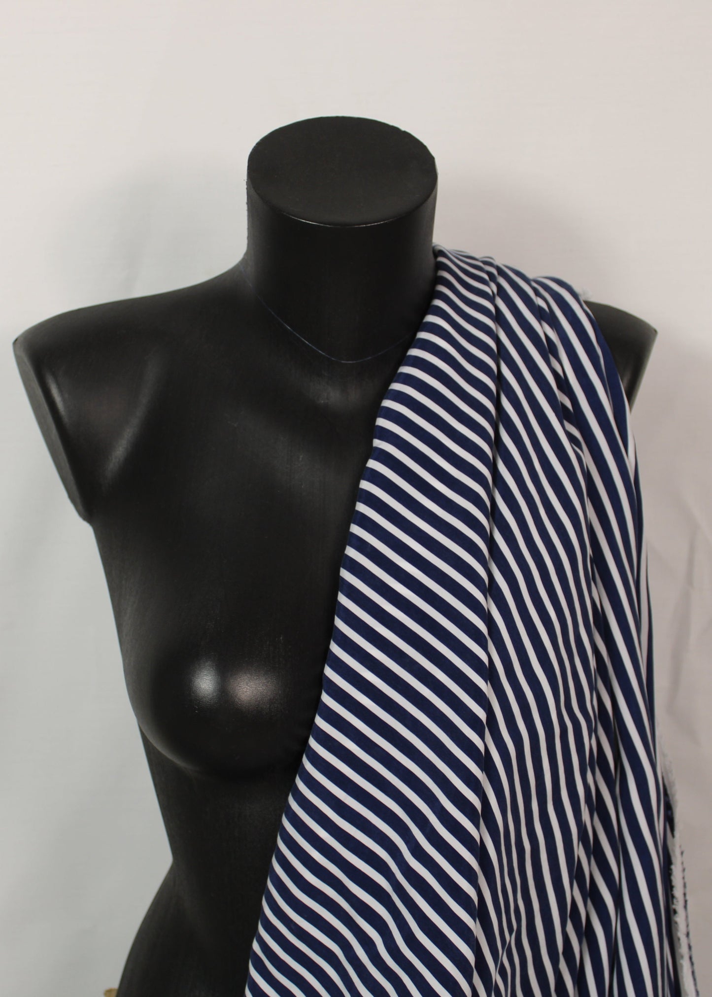 Tissu twill cupro - à rayure - bleu marine et blanche - photo 3/5 | So Tissus